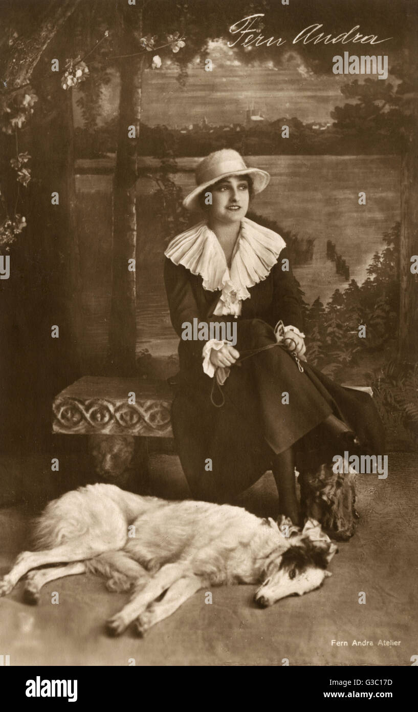 Fern Andra, attrice tedesca, con cane Borzoi Foto Stock
