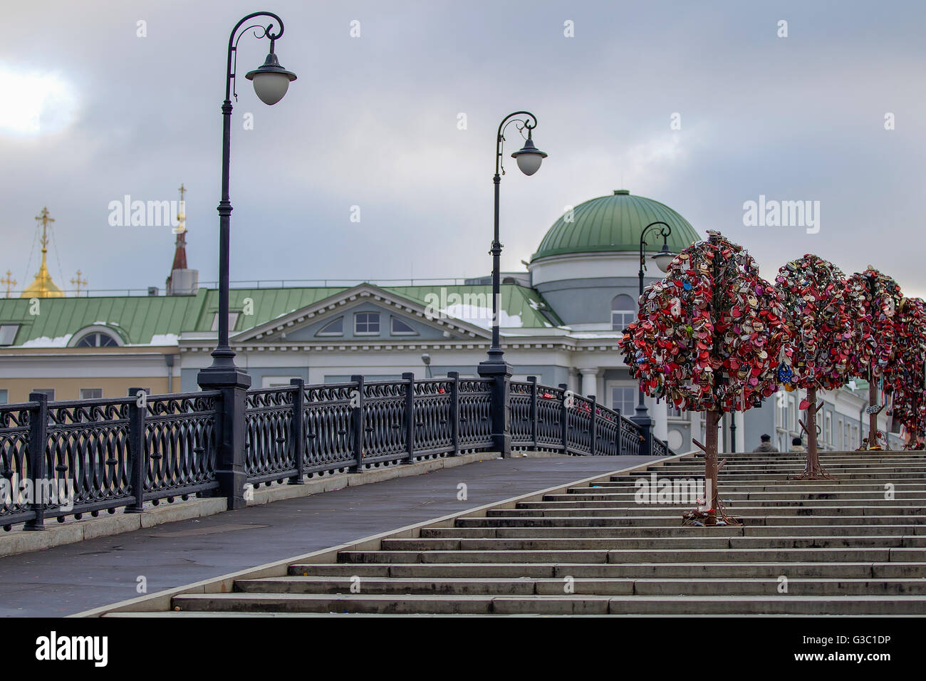 Nuovo giorno di nozze la tradizione per fissare la serratura ad una struttura a ponte, Luzhkov Bridge, Mosca, Russia Foto Stock