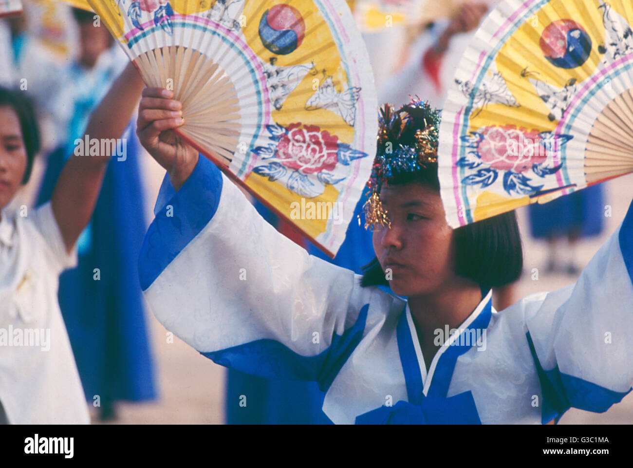 Fan Dance in una scuola di campagna, Corea del Sud Foto Stock