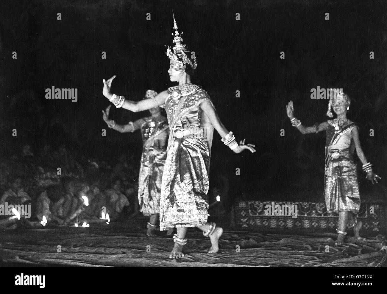 Ballerini che si esibiscono di notte, Angkor Wat, Cambogia Foto Stock