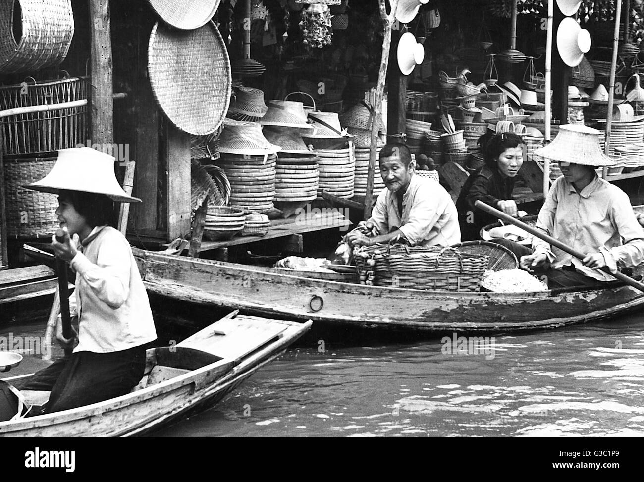 Mercato galleggiante commercianti, Bangkok, Thailandia Foto Stock