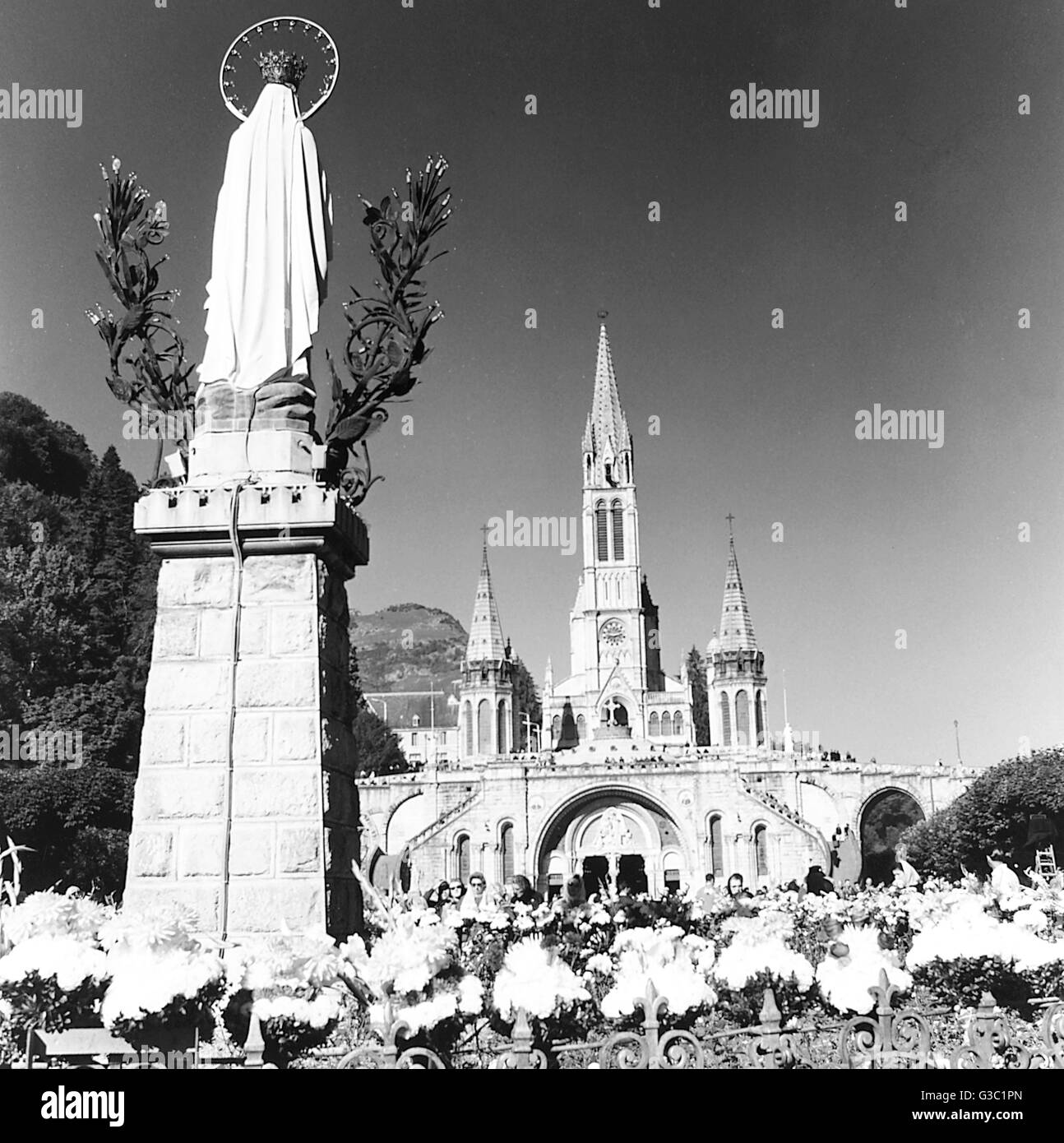 Statua della Vergine Maria, Basilica del Rosario, Lourdes, Francia Foto Stock