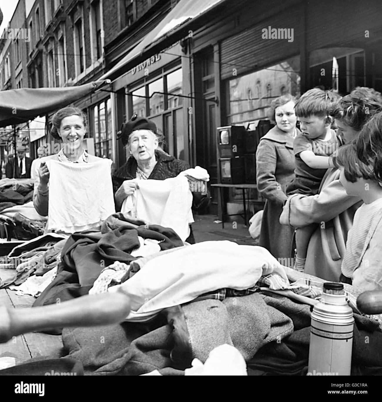 Persone a Portobello Road Market, West London Foto Stock