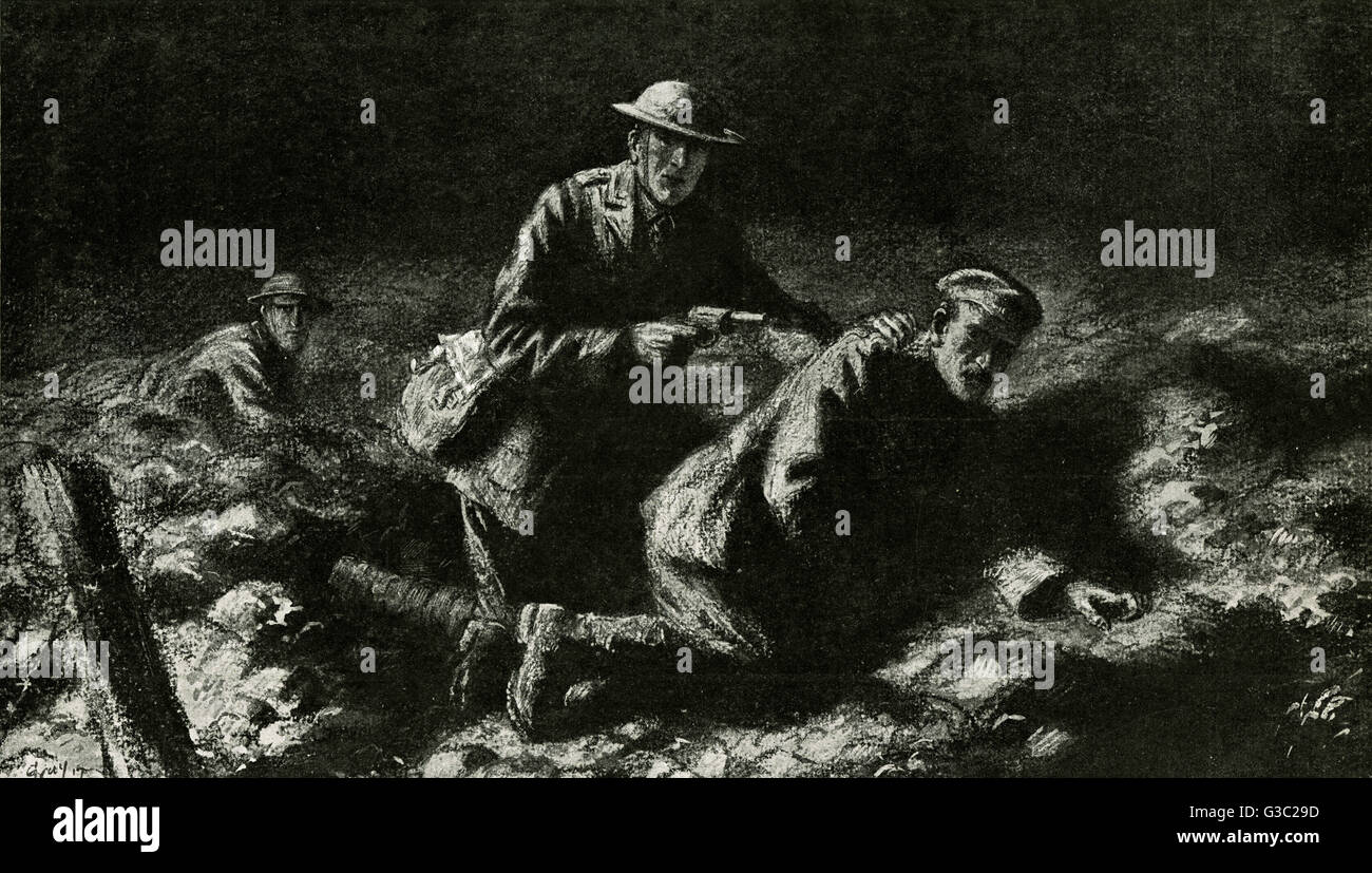 WW1 - Un ufficiale di pattuglia di portare in un prigioniero a gunpoint, strisciando bassa sul terreno su terra di nessuno di notte. Data: 1917 Foto Stock