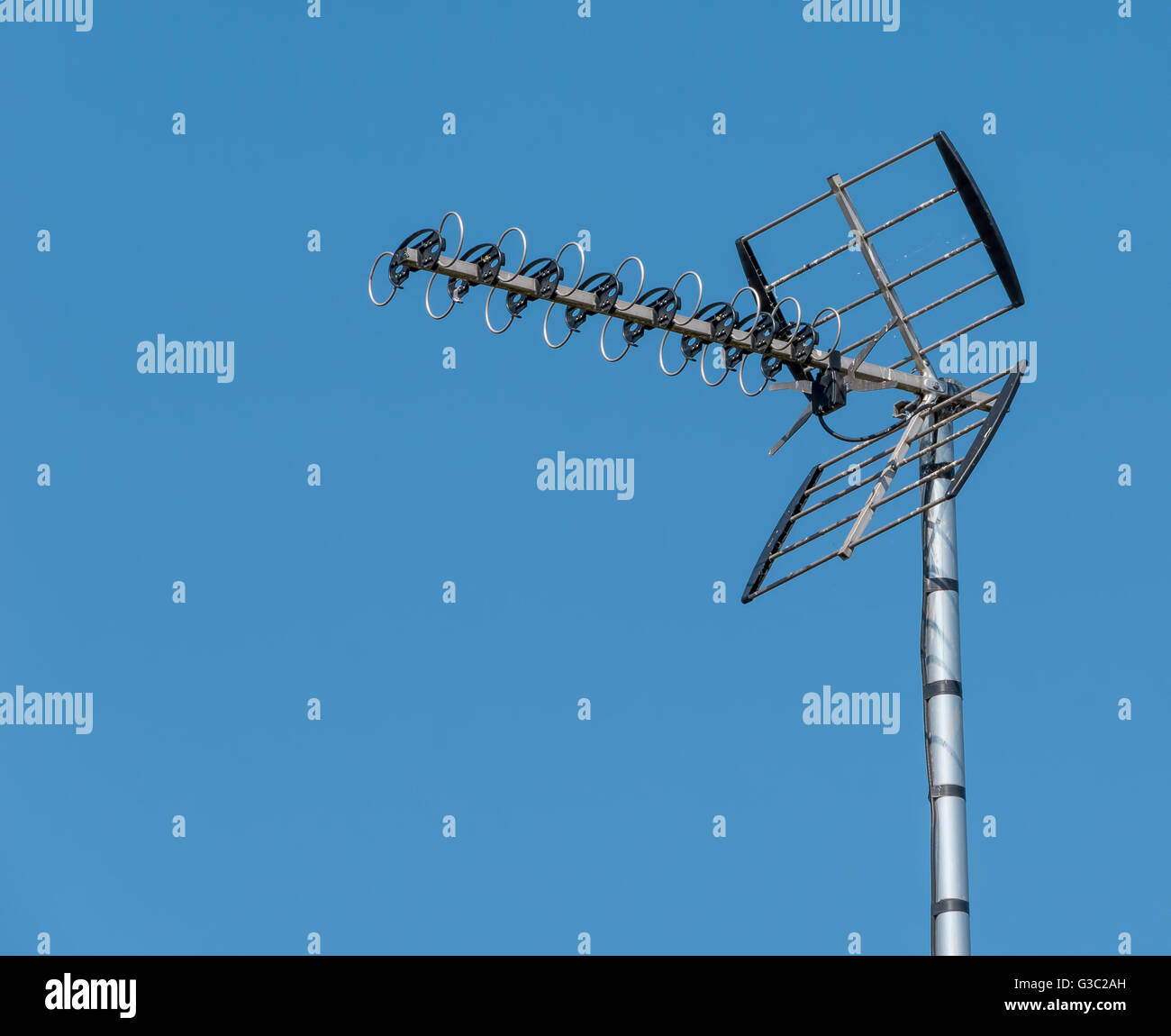Outdoor TV antenna montata su un palo Foto Stock