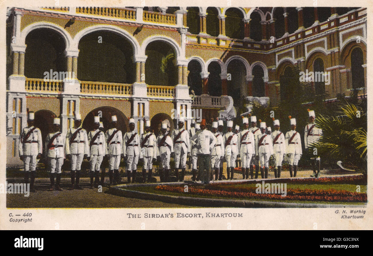 Il Sirdar's Escort, al di fuori del palazzo residenza a Khartoum, Sudan anglo-egiziana. In questo momento il Governatore generale del Sudan e Sirdar dell'esercito Egiziano era il generale Sir Francis Reginald Wingate (1861-1953). Data: circa 1910 Foto Stock