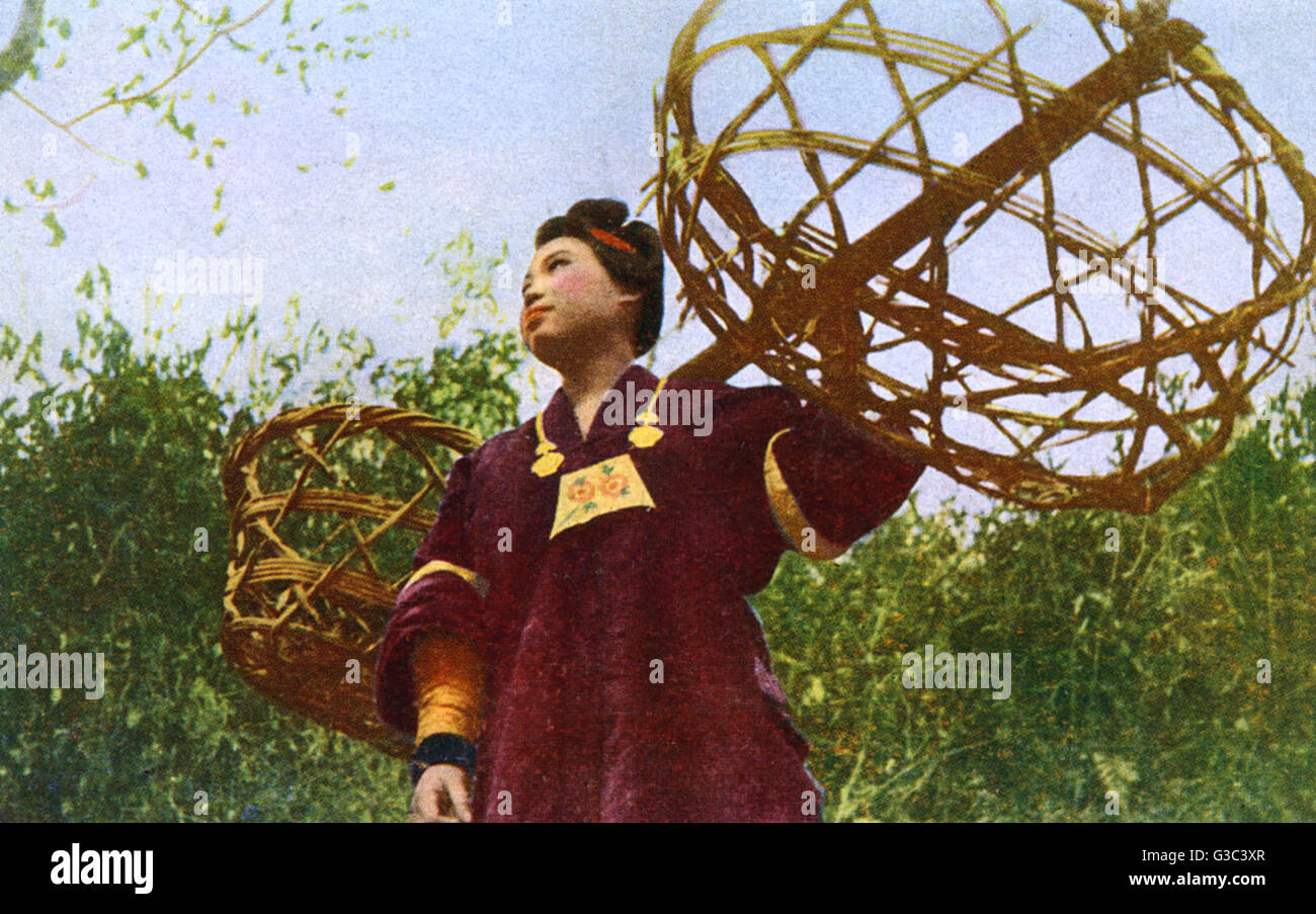 Miao donna del sud della Cina con tessuto cesti. Data: 1953 Foto Stock