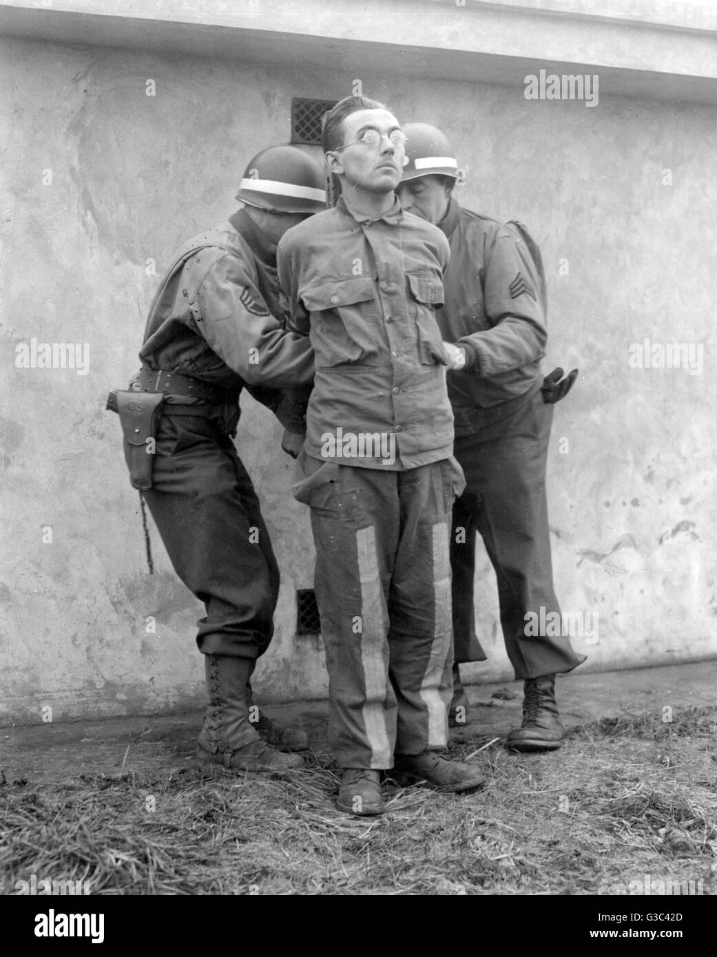 American polizia militare di legare le mani di fatturazione Gunther in preparazione per la sua esecuzione dal plotone di esecuzione. Fatturazione e altri due sono stati eseguiti il 23 dicembre 1944 per spionaggio durante il tedesco contro-offensiva delle Ardenne che divenne noto come il Foto Stock
