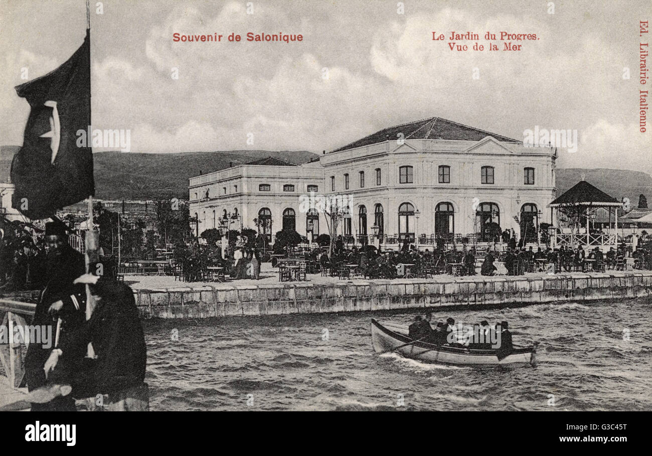 Salonicco, Grecia - il Giardino del progresso con vista mare Foto Stock
