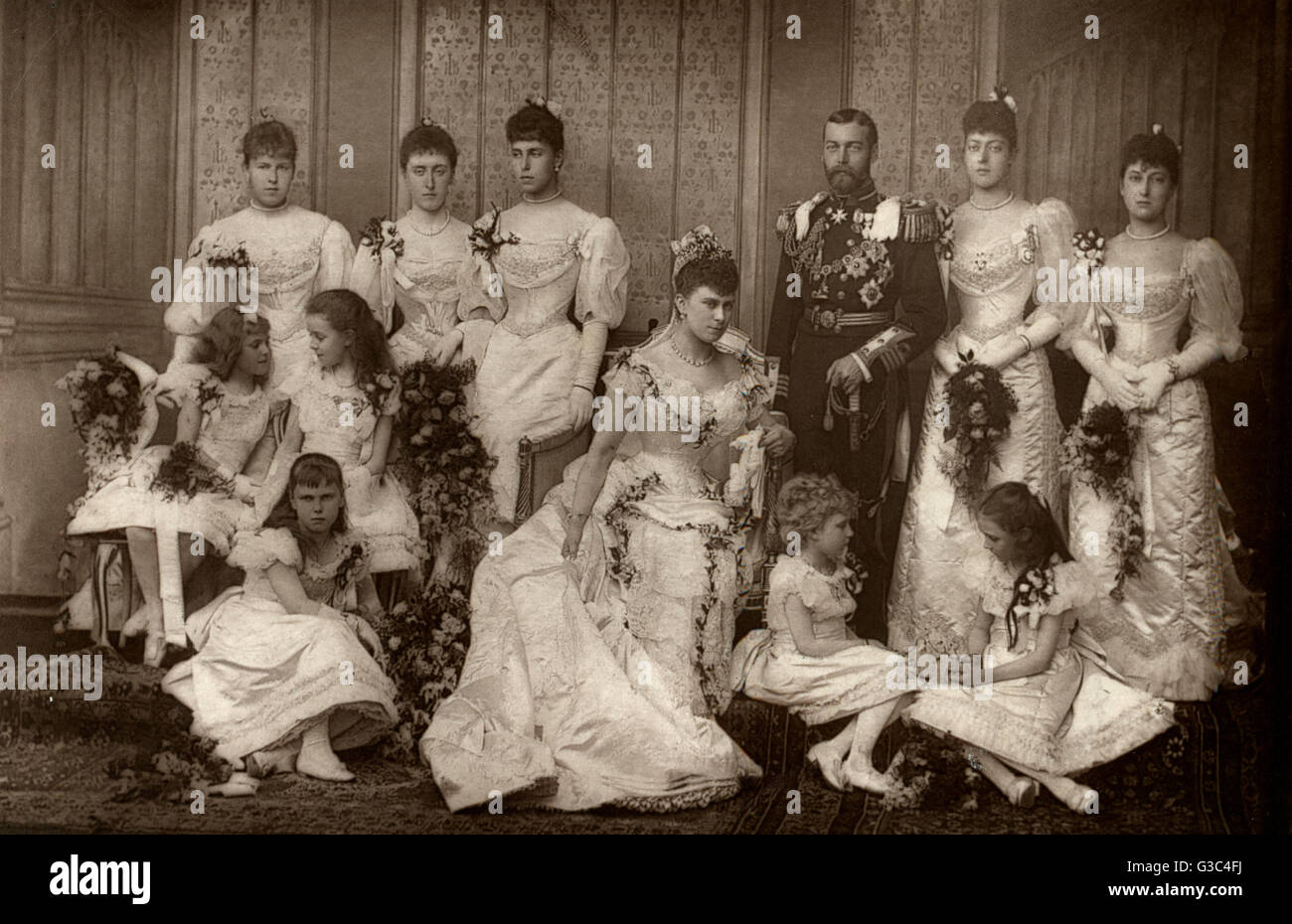 Nozze di Re Giorgio V, allora duca di York, alla Principessa Victoria Mary di Teck, poi regina Maria il 6 luglio 1893. Il giovane è frequentato da numerosi bridesmaids. Bancata posteriore, da sinistra, la Principessa Alexandra di Edimburgo, la principessa Helena Victoria di Schlweswig- Foto Stock