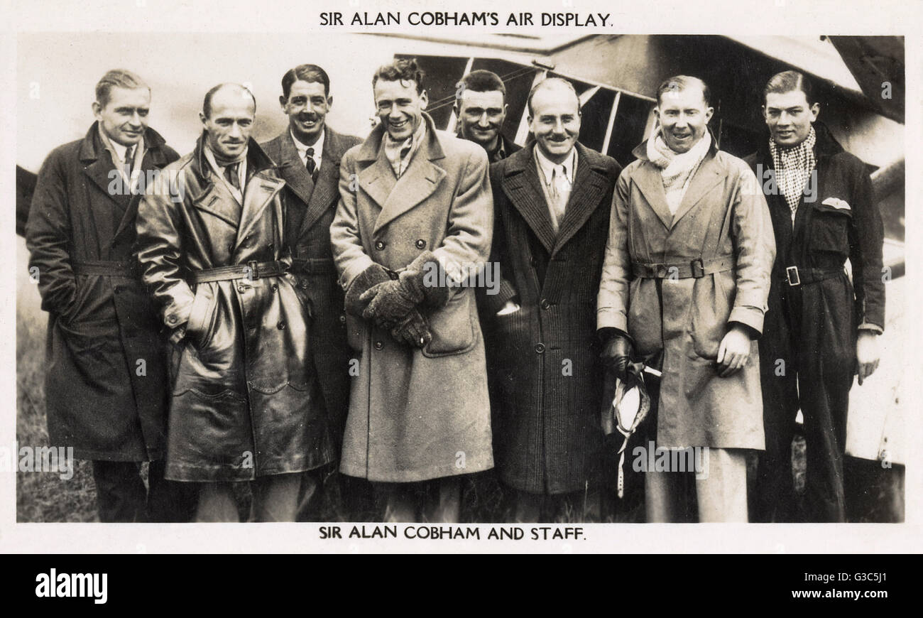 Sir Alan John Cobham (1894-1973), inglese pioniere dell'aviazione (terzo da destra), e personale (noto come il Flying Circus), foto di gruppo a un display dell'aria. Data: circa 1930s Foto Stock