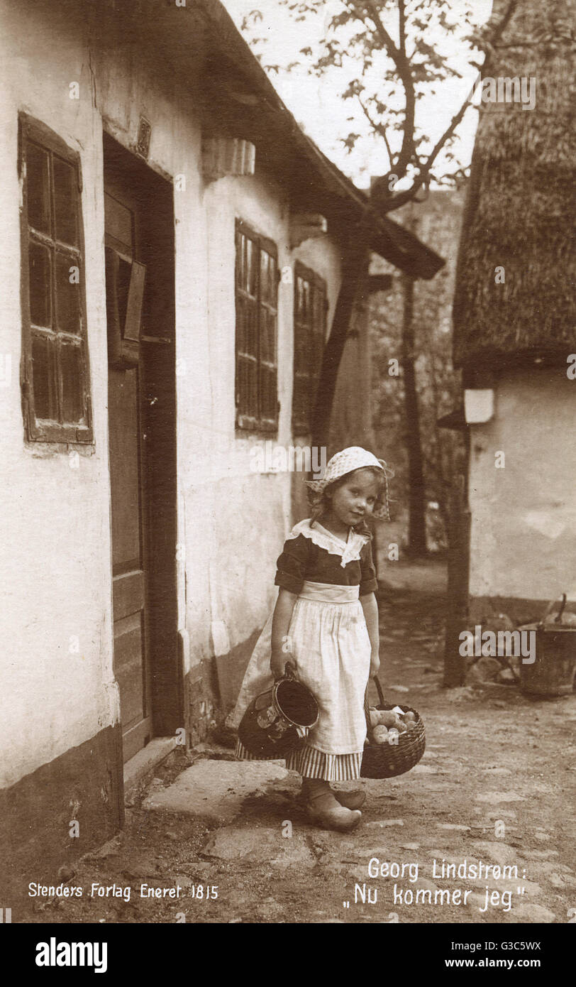 Fattoria danese ragazza con cesto di patate. Data: circa 1910 Foto Stock