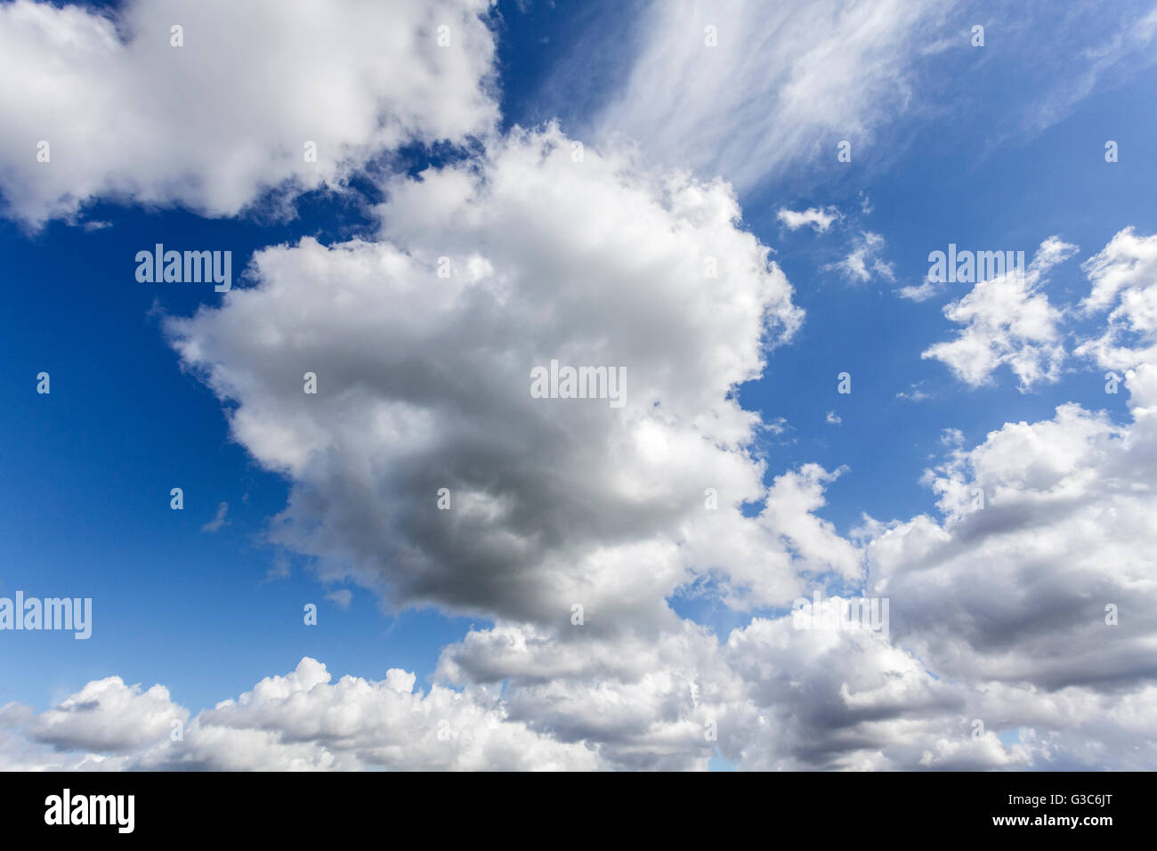 Cumulus nuvole e cielo blu Foto Stock