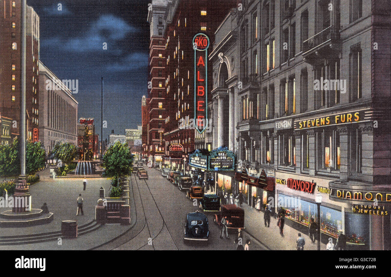 Quinta Strada a est di Vine Street, Cincinnati, Ohio, Stati Uniti d'America, che mostra la fontana Tyler-Davidson, Hotel Gibson, Albee teatro e la costruzione federale. Data: circa 1940 Foto Stock