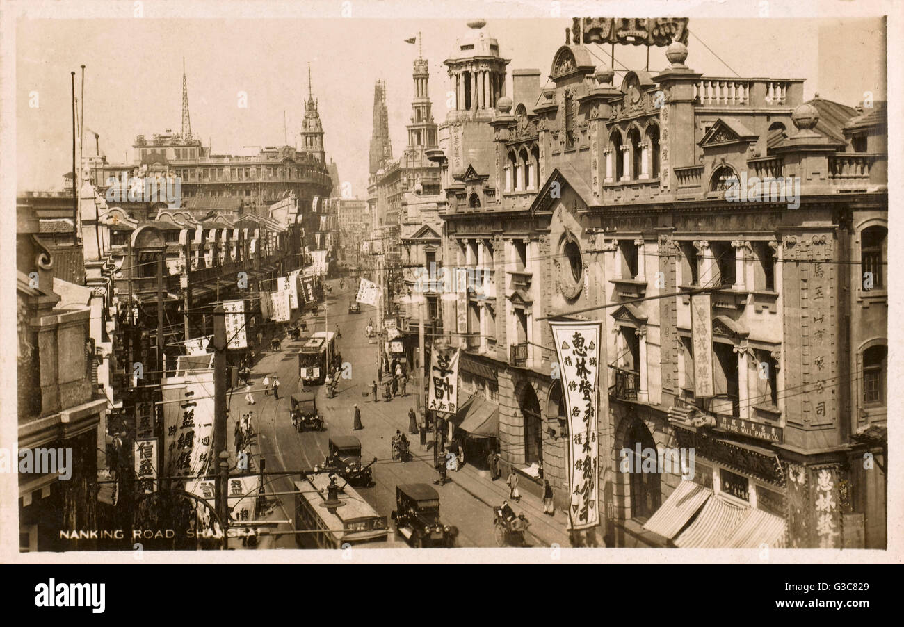 Cina - Shanghai - Nanjing Road - Guardando giù per la strada. Data: circa 1930 Foto Stock