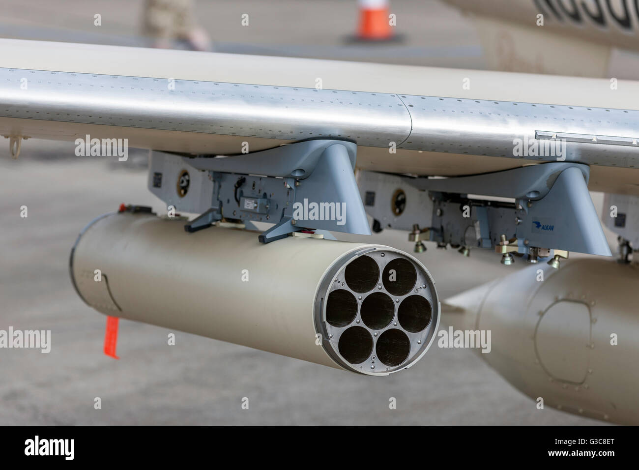 Armi pod sotto l'ala di un aeromobile militare progettato per sparare razzi. Foto Stock
