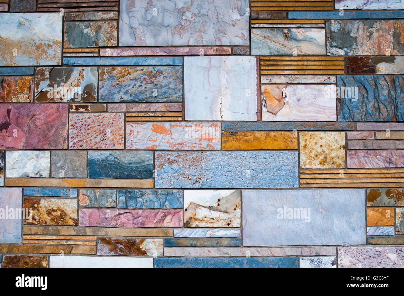 Sezione di un 'pazzo' di pavimentazione parete composta da più tipi di pietra naturale Foto Stock