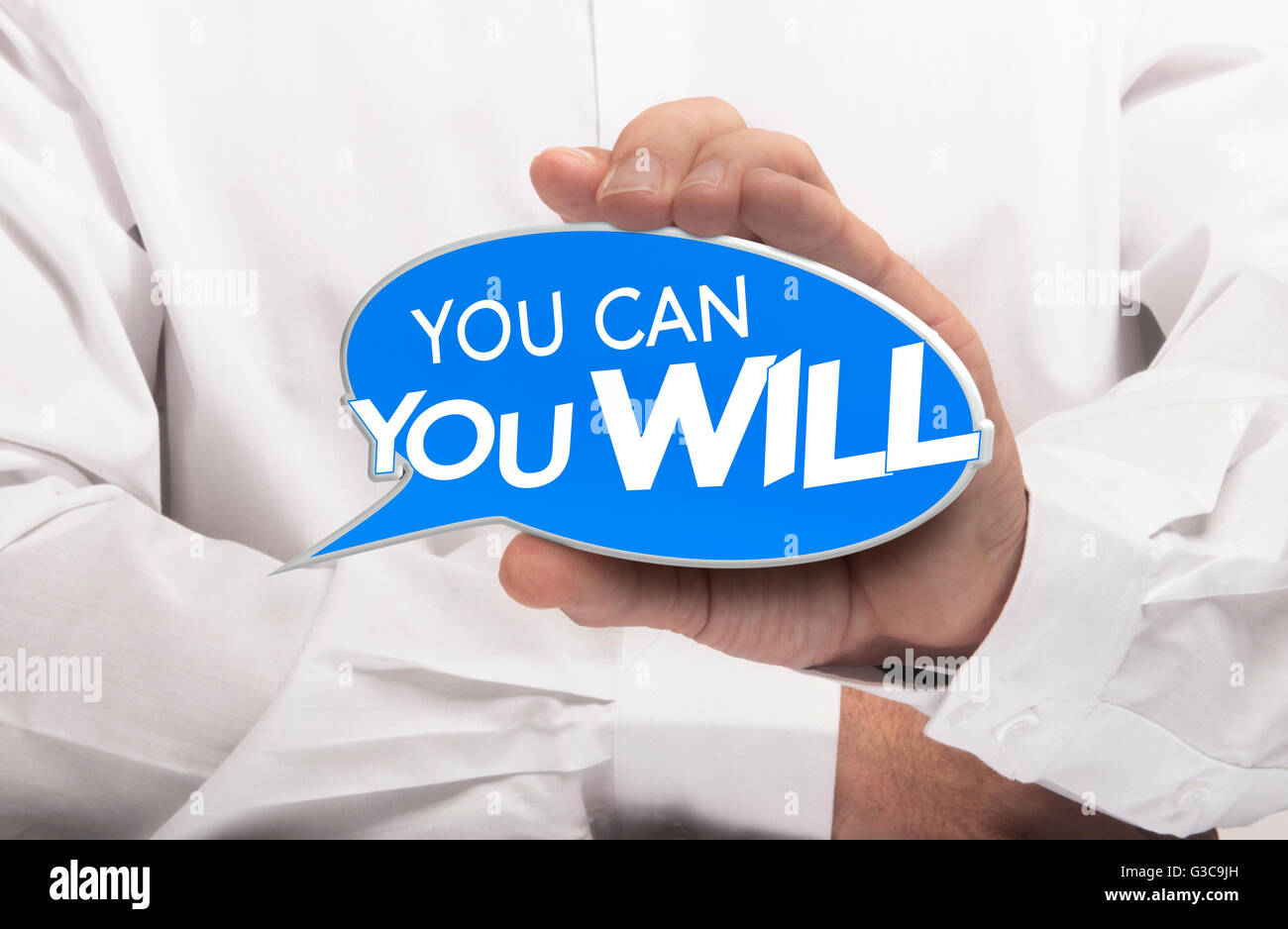 Mano che tiene un discorso bolla dove è scritto che si può e si. Concetto motivazionale per la determinazione e la forza di volontà. Com Foto Stock