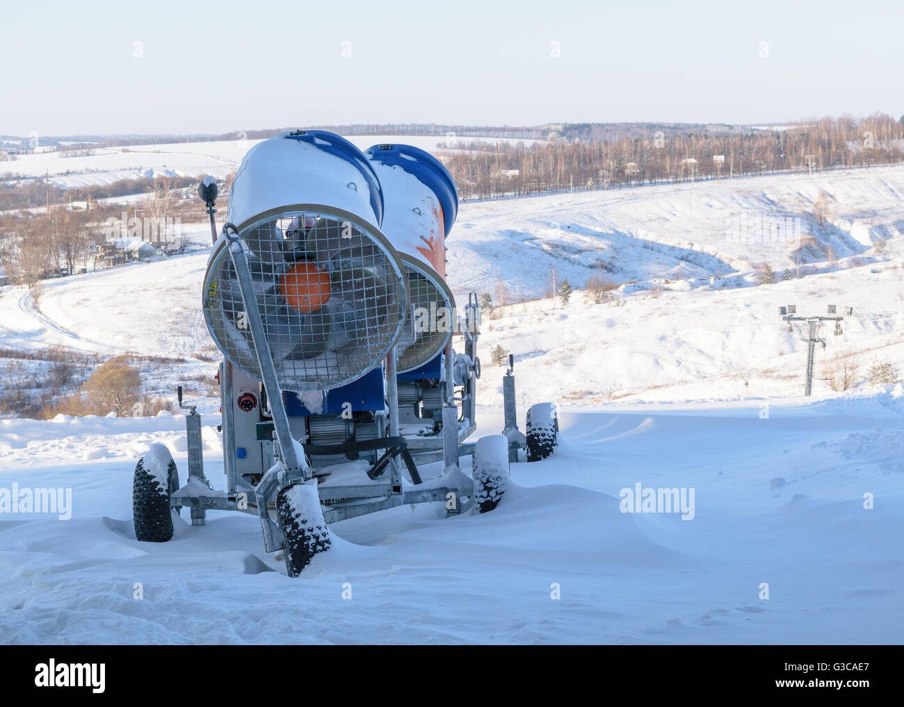 Cannoni da neve - un potente sistema di innevamento per piste da sci, piste e impianti sportivi Foto Stock