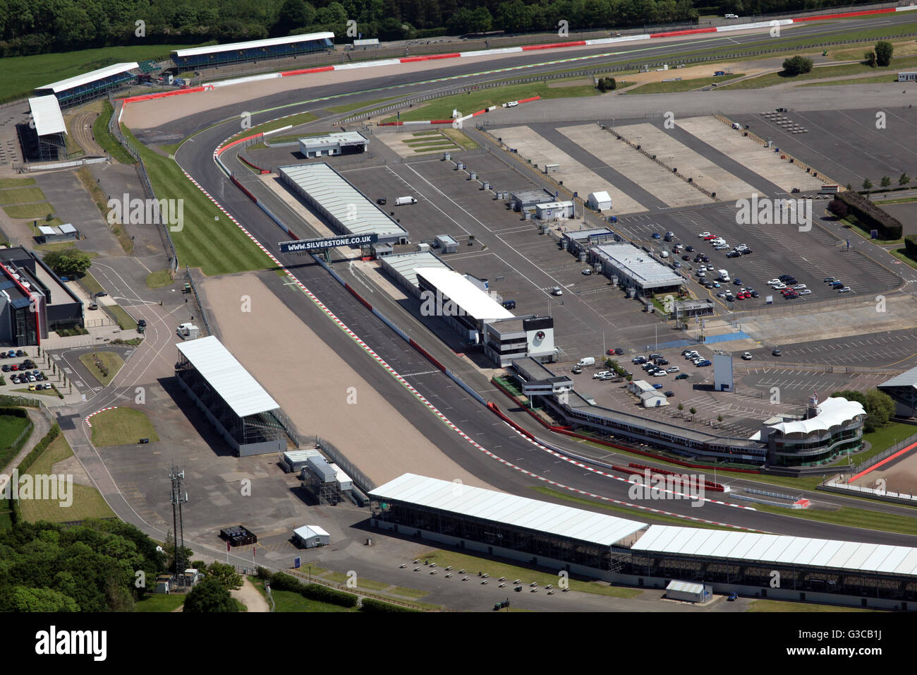 Veduta aerea della casa rettilineo di partenza traguardo presso il circuito di Silverstone, Northamptonshire, Regno Unito Foto Stock