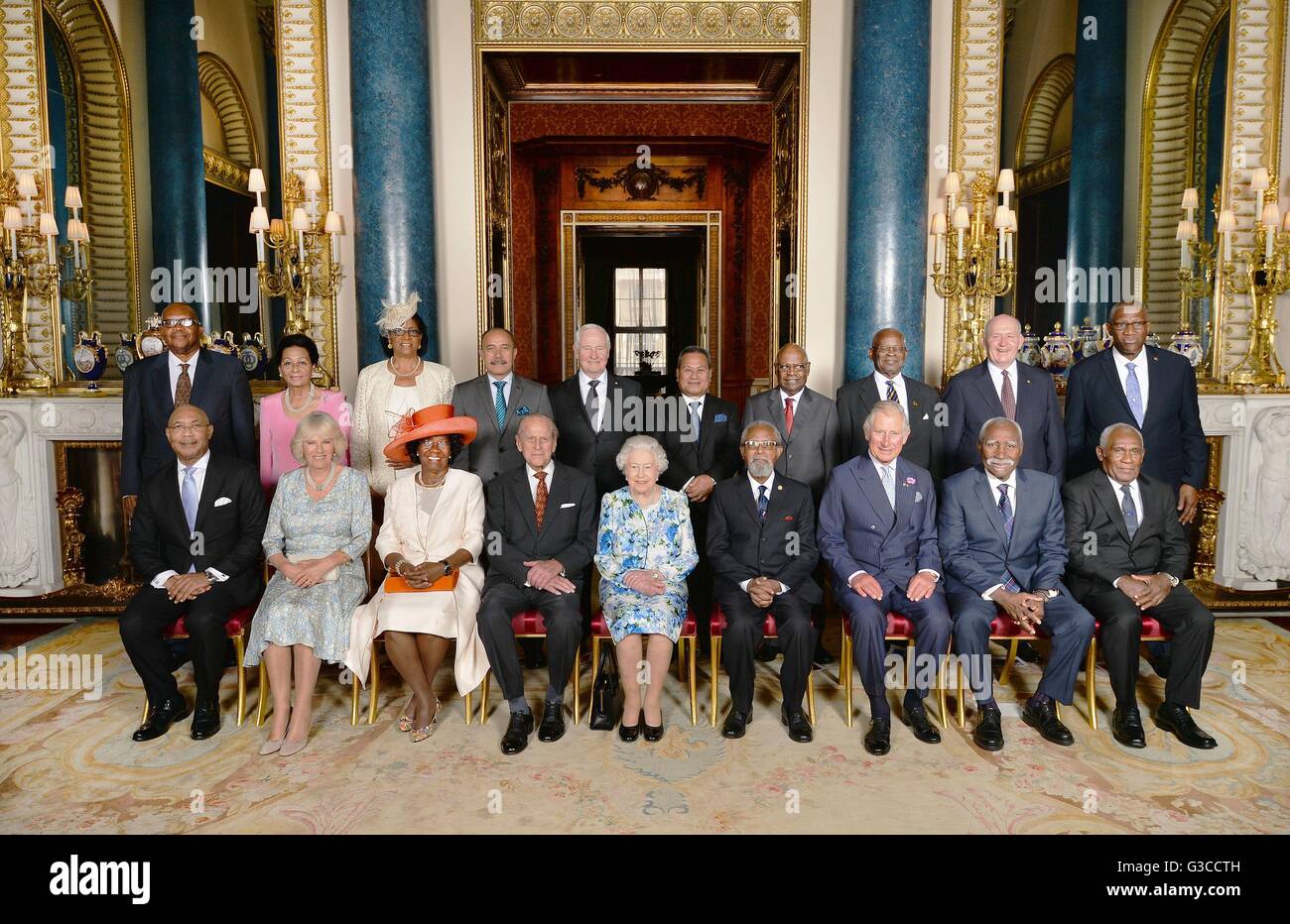 Governatore generali durante una fotografia di famiglia ( sinistra-destra indietro riga) Sir Tapley Seaton Saint Kitts e Nevis, Dame Marguerite Pindling Bahamas, Dame Cecile la granata Grenada, Sir Jerry Mateparae Nuova Zelanda, Rt Hon David Johnston Canada, Sir Iakoba Italeli Tuvalu, Grand Chief Sir Michael Ogio Papua Nuova Guinea, Sir Elliott Belgrave Barbados, Sir Peter Cosgrove Australia, Sir Rodney Williams Antigua e Barbuda, (sinistra-destra prima fila) Sir Patrick Allen Giamaica, la duchessa di Cornovaglia, Dame Pearlette Louisy St Lucia, il Duca di Edimburgo, la Regina Elisabetta II, Sir Colville Young Belize, il P Foto Stock