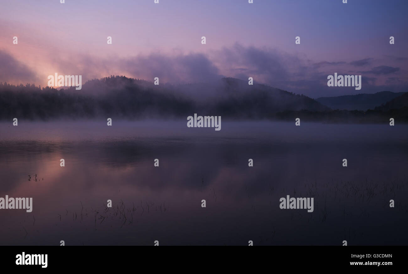 Nebbia all'alba sopra il lago di Solina nei monti Bieszczady Foto Stock