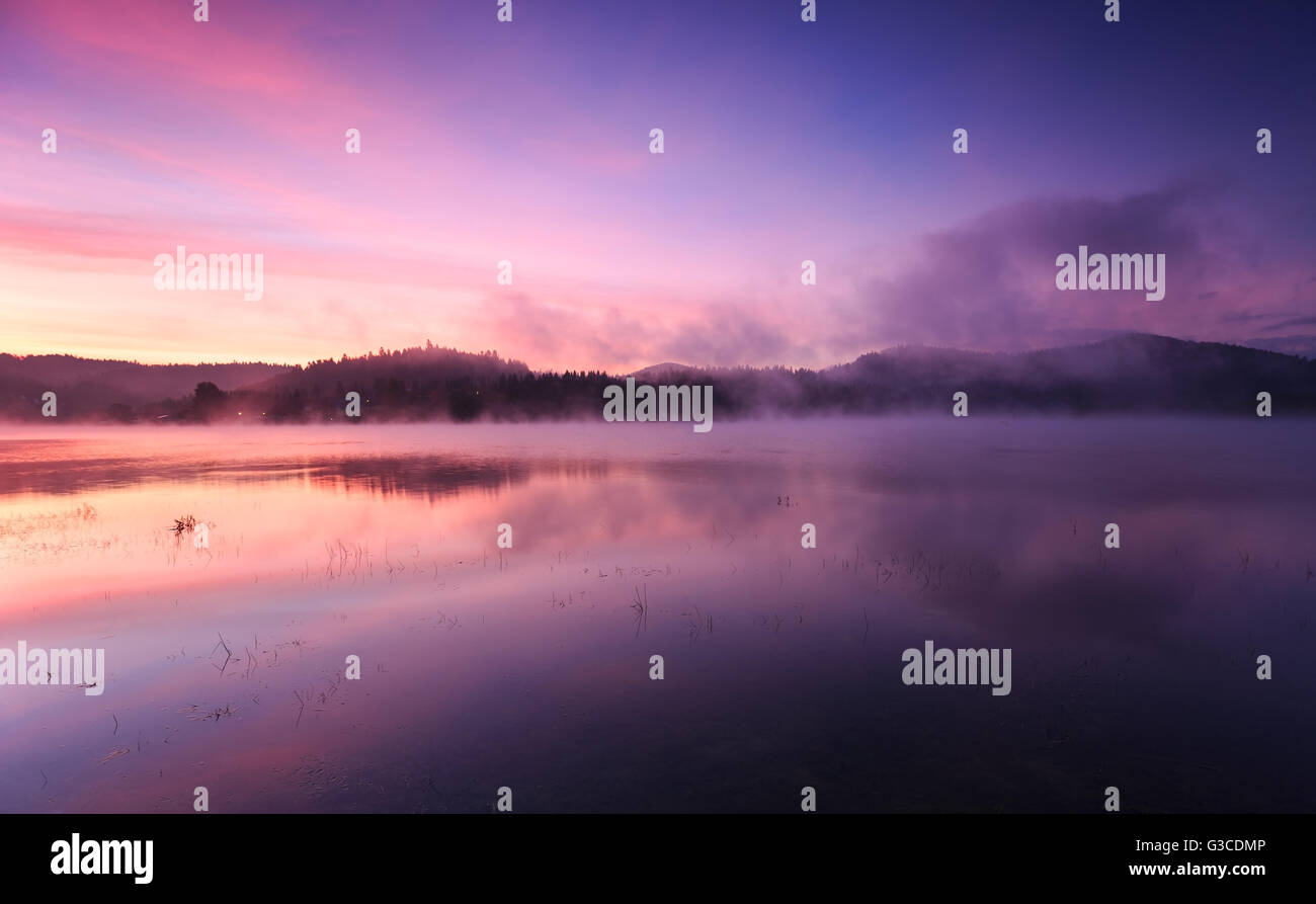 Nebbia all'alba sopra il lago di Solina nei monti Bieszczady Foto Stock