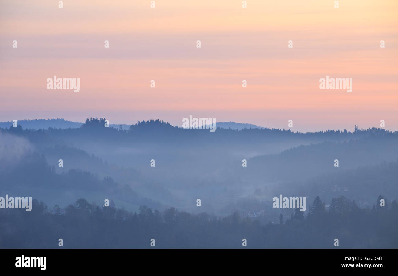 Nebbia all alba nei monti Bieszczady Foto Stock