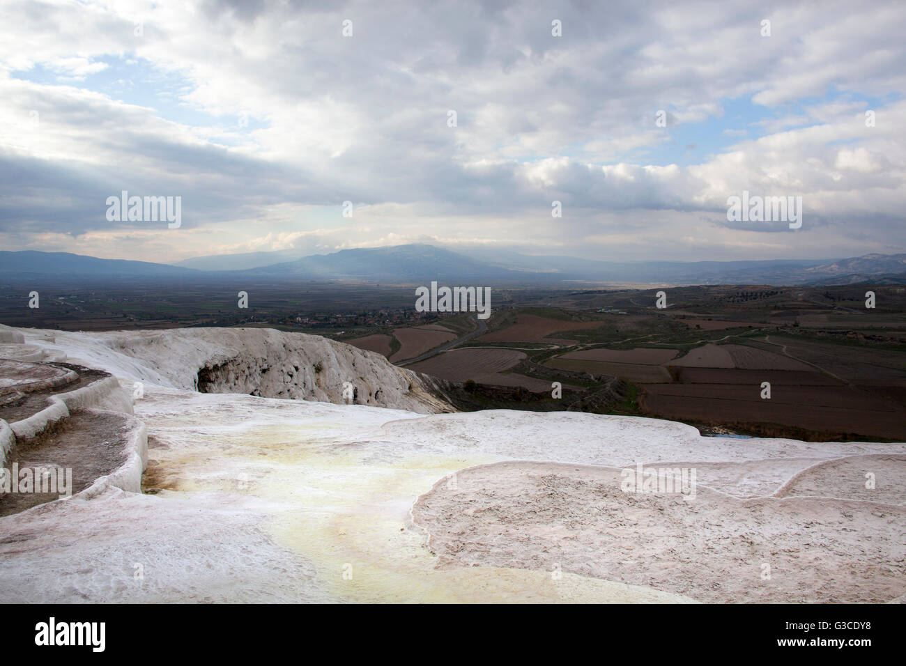 Il bianco paesaggio di Pamukkale, sito del Patrimonio Mondiale in Turchia. Foto Stock
