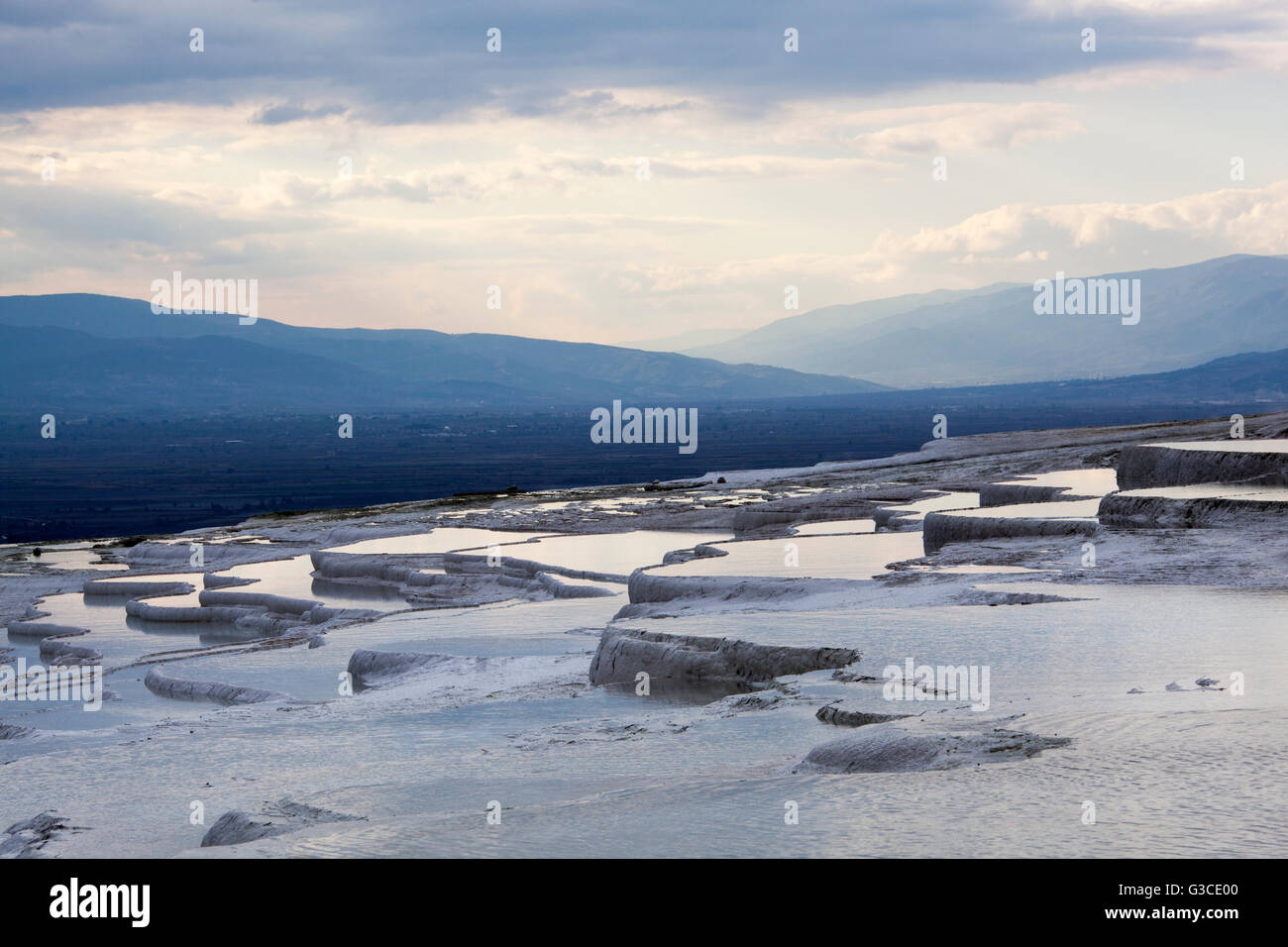 La vista di Pamukkale's terrazzi pieni di minerale di acqua calda, il sito Patrimonio Mondiale in Turchia. Foto Stock