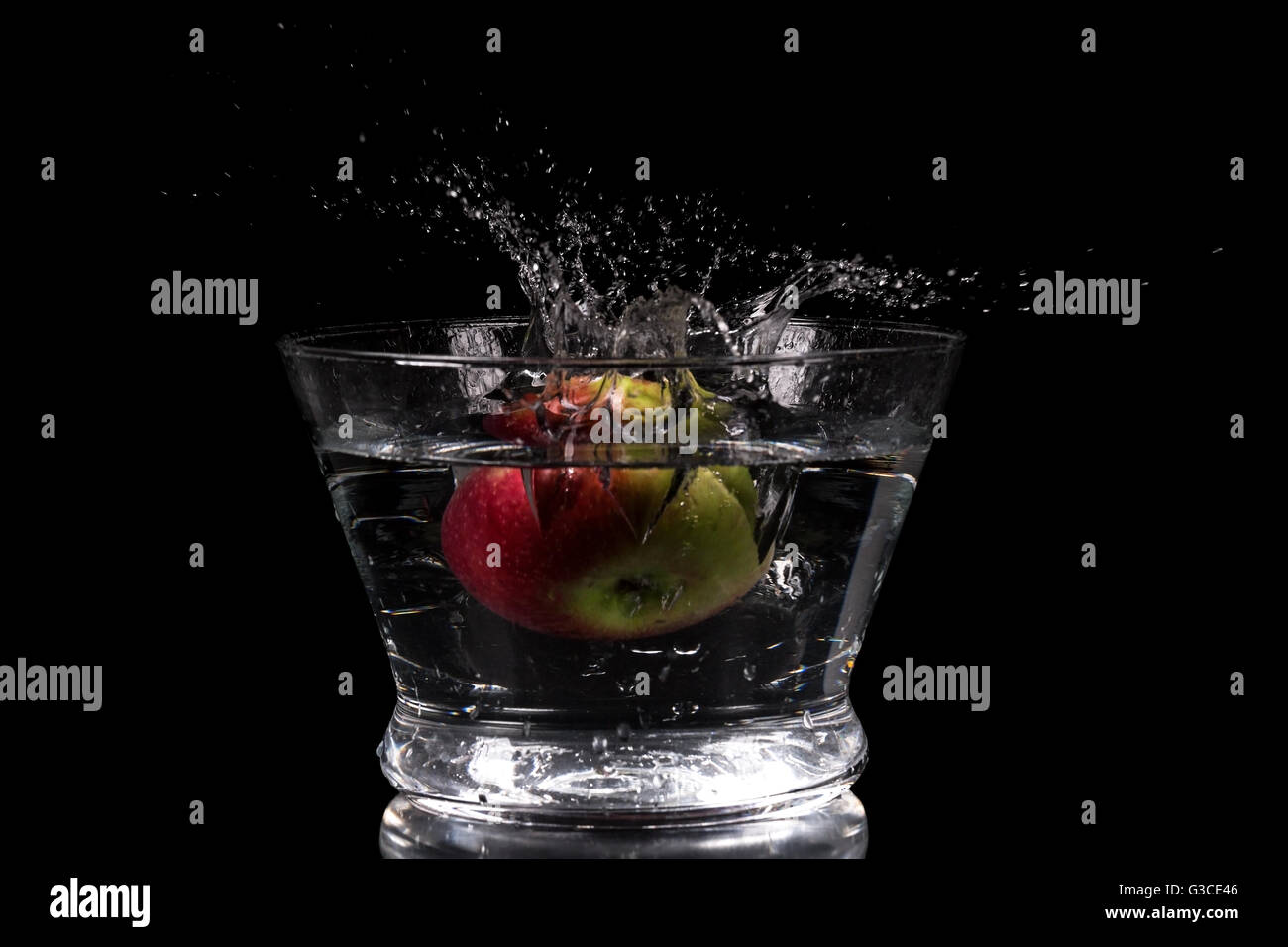 Apple schizzi in acqua su sfondo nero Foto Stock