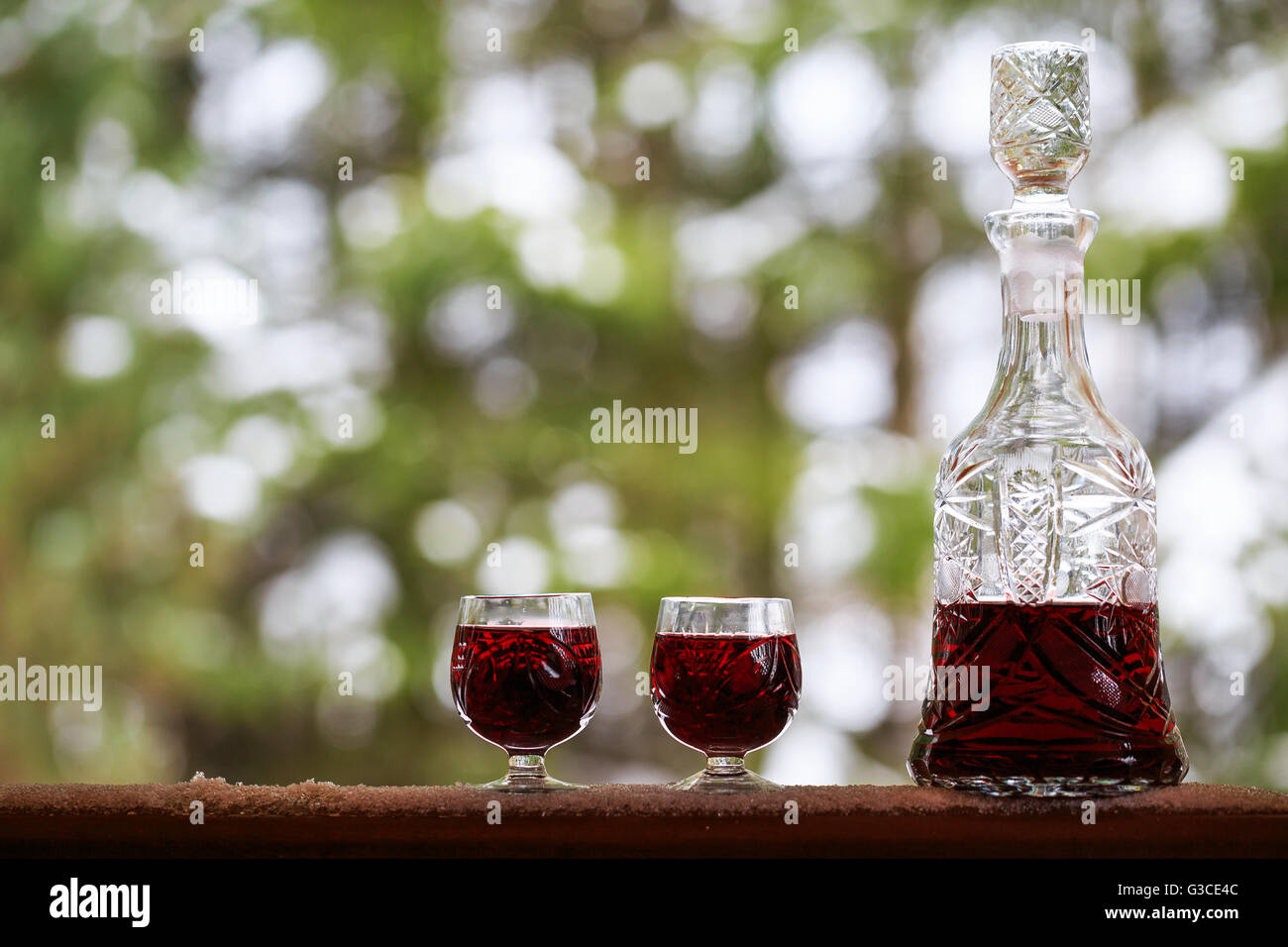Decanter e wineglasses di vino rosso all'aperto Foto Stock