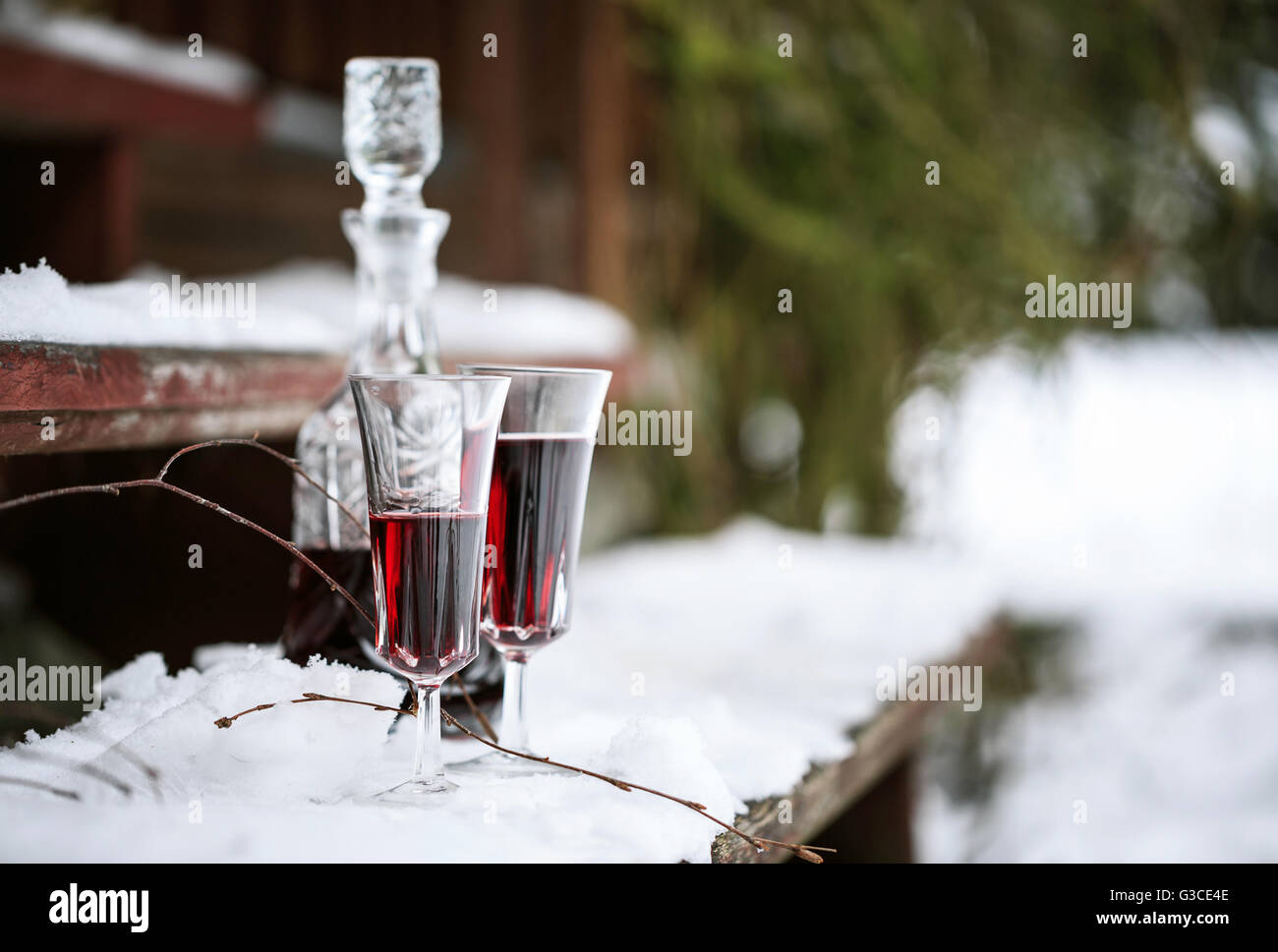 Decanter e wineglasses di vino rosso all'aperto Foto Stock