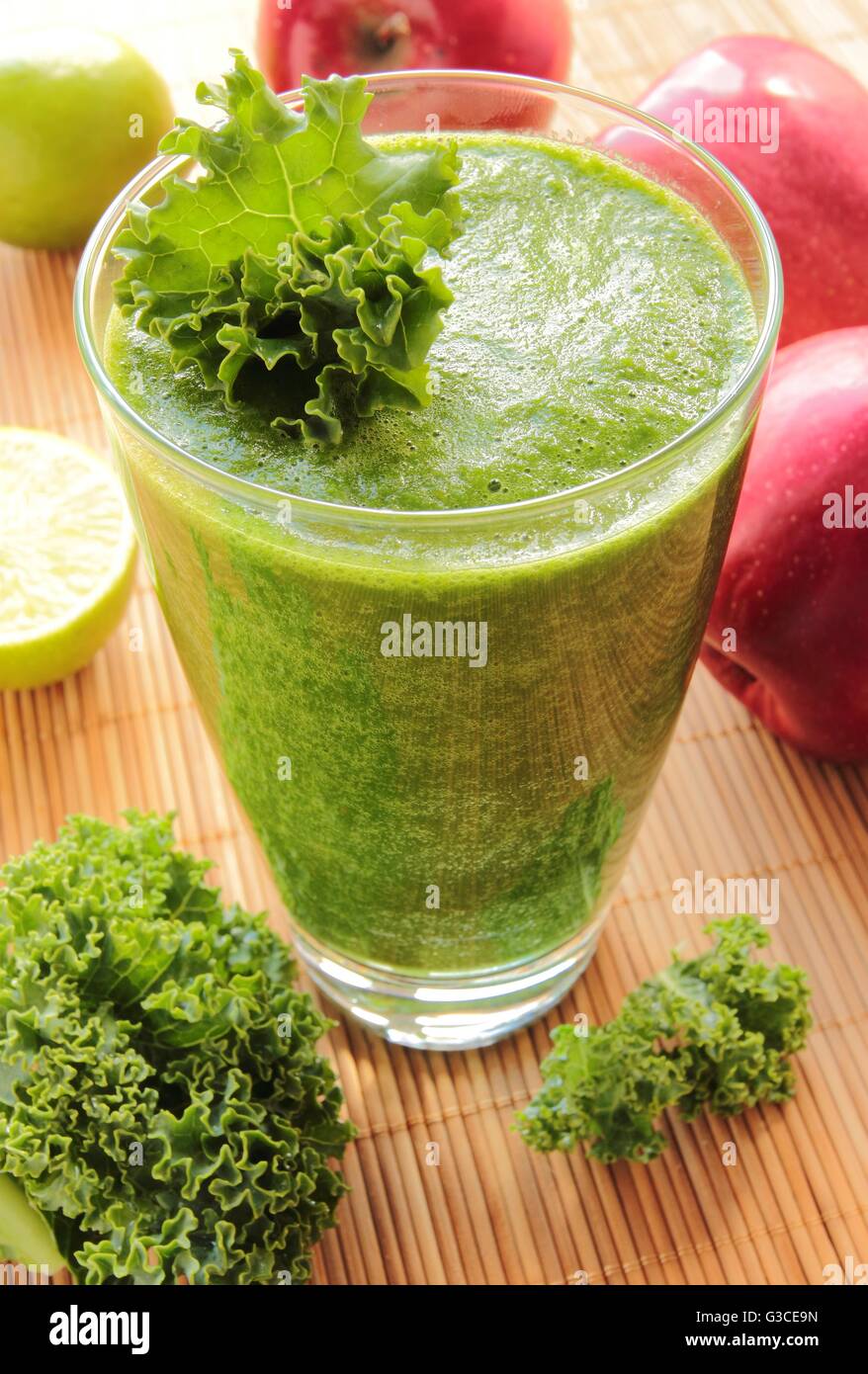 Bicchiere di verde smoothie con kale, apple e calce Foto Stock