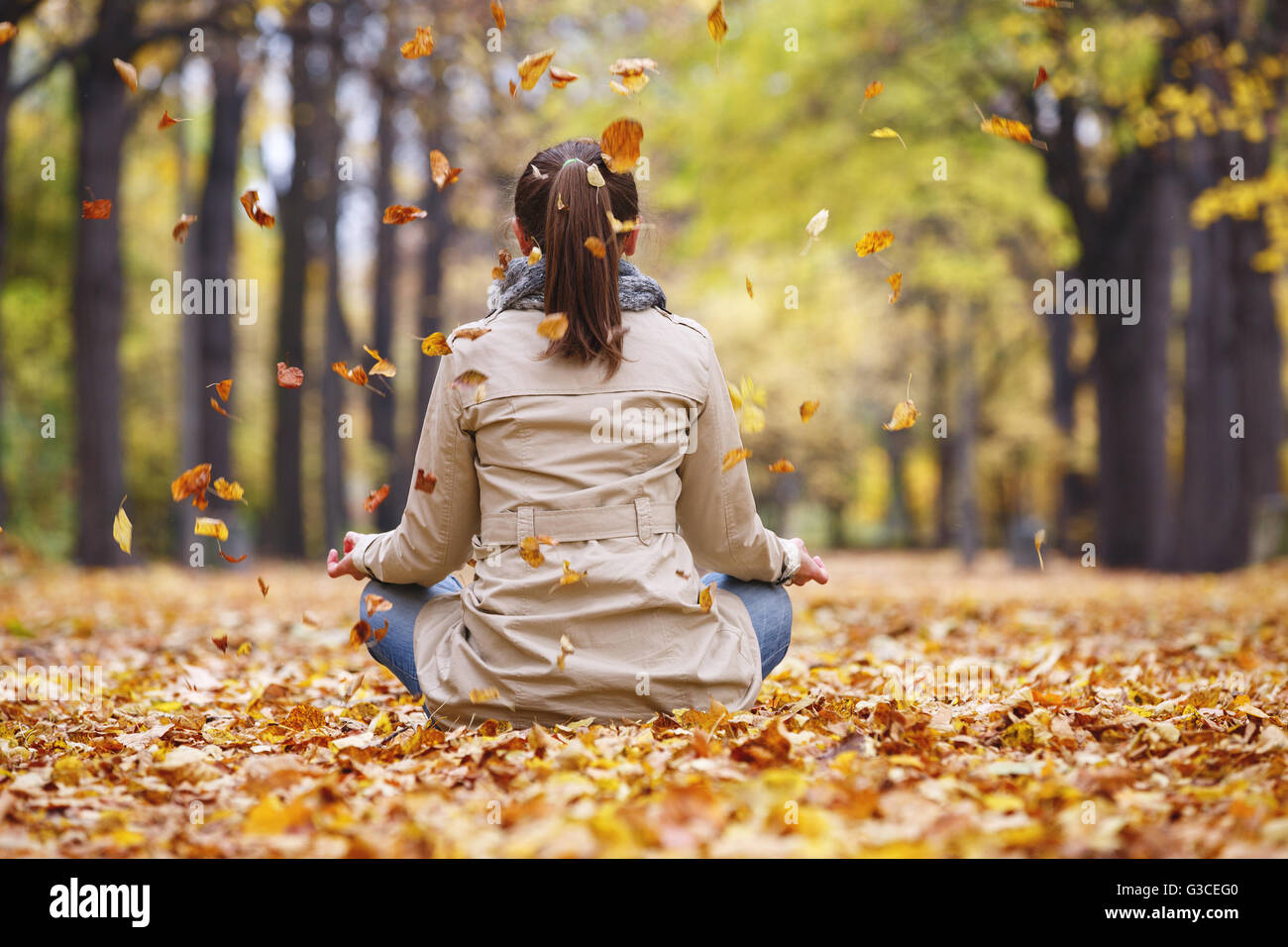 Donna meditator in autunno park Foto Stock