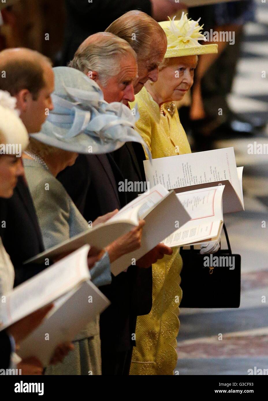 La regina Elisabetta II e il Duca di Edimburgo frequentare un servizio nazionale di ringraziamento per celebrare il novantesimo compleanno della Regina presso la Cattedrale di San Paolo a Londra. Foto Stock