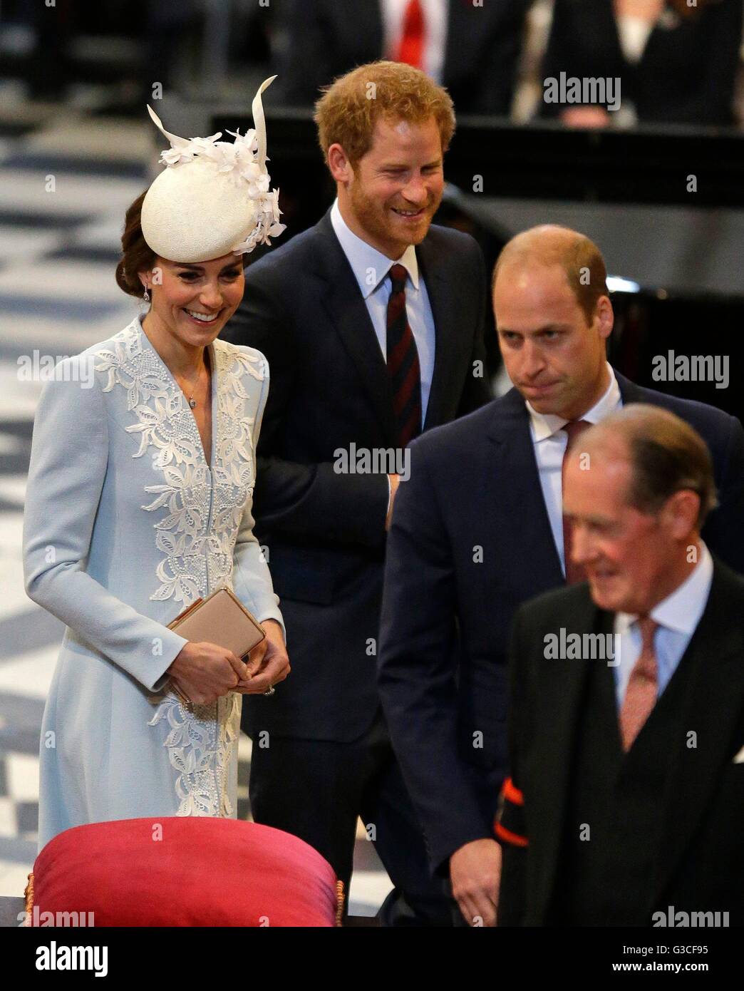 Il Duca e la Duchessa di Cambridge e il principe Harry arriva alla Cattedrale di St Paul a Londra per un servizio nazionale di ringraziamento per celebrare il novantesimo compleanno della Regina Elisabetta II. Foto Stock