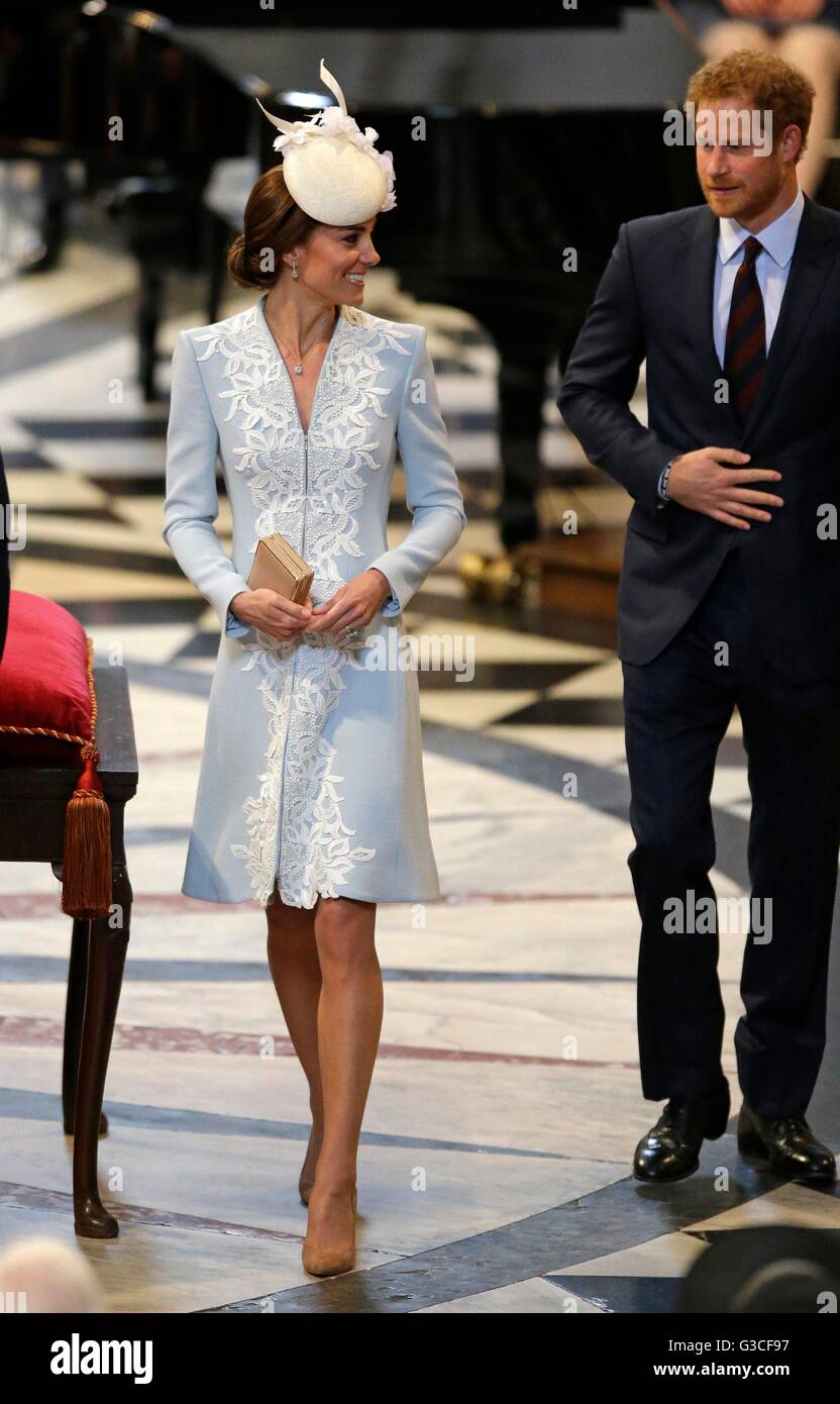 La Duchessa di Cambridge e il principe Harry arriva alla Cattedrale di St Paul a Londra per un servizio nazionale di ringraziamento per celebrare il novantesimo compleanno della Regina Elisabetta II. Foto Stock