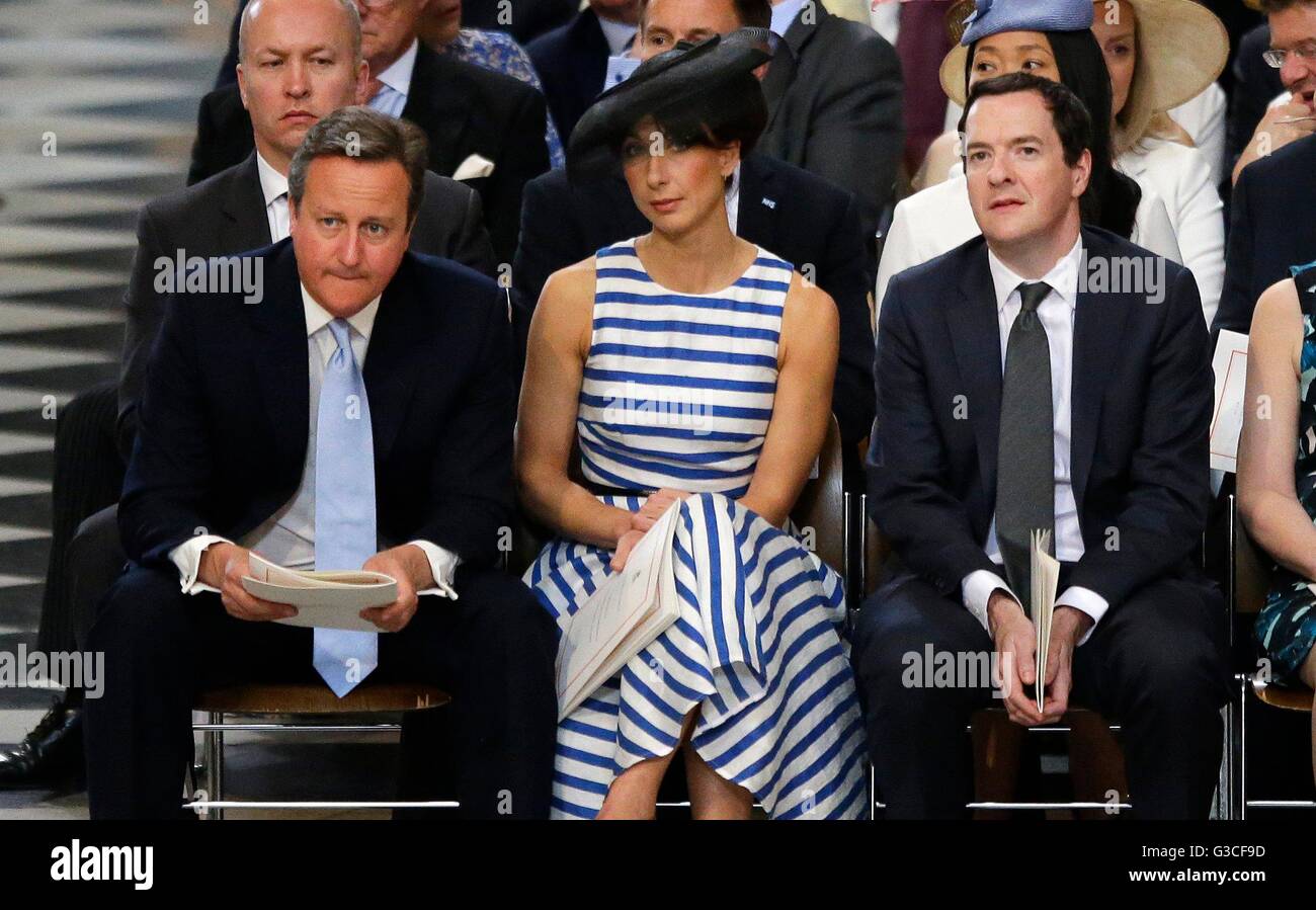 Il Primo Ministro David Cameron (sinistra), moglie Samantha e il Cancelliere George Osborne prendere i loro posti presso la Cattedrale di San Paolo a Londra per un servizio nazionale di ringraziamento per celebrare il novantesimo compleanno della Regina Elisabetta II. Foto Stock