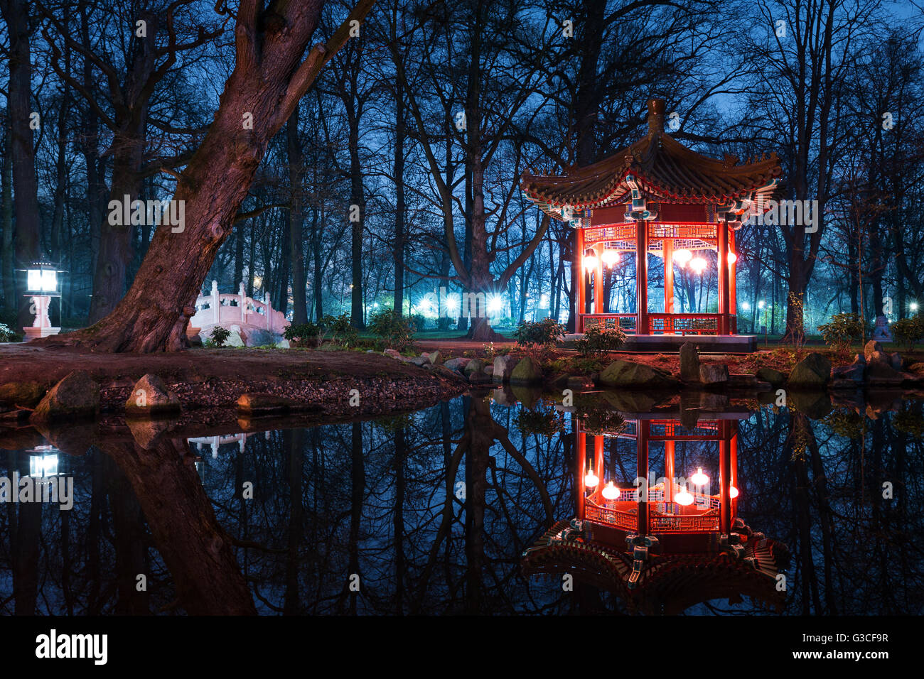 Tradizionali padiglioni Cinesi nel Parco Lazienki a Varsavia di notte Foto Stock