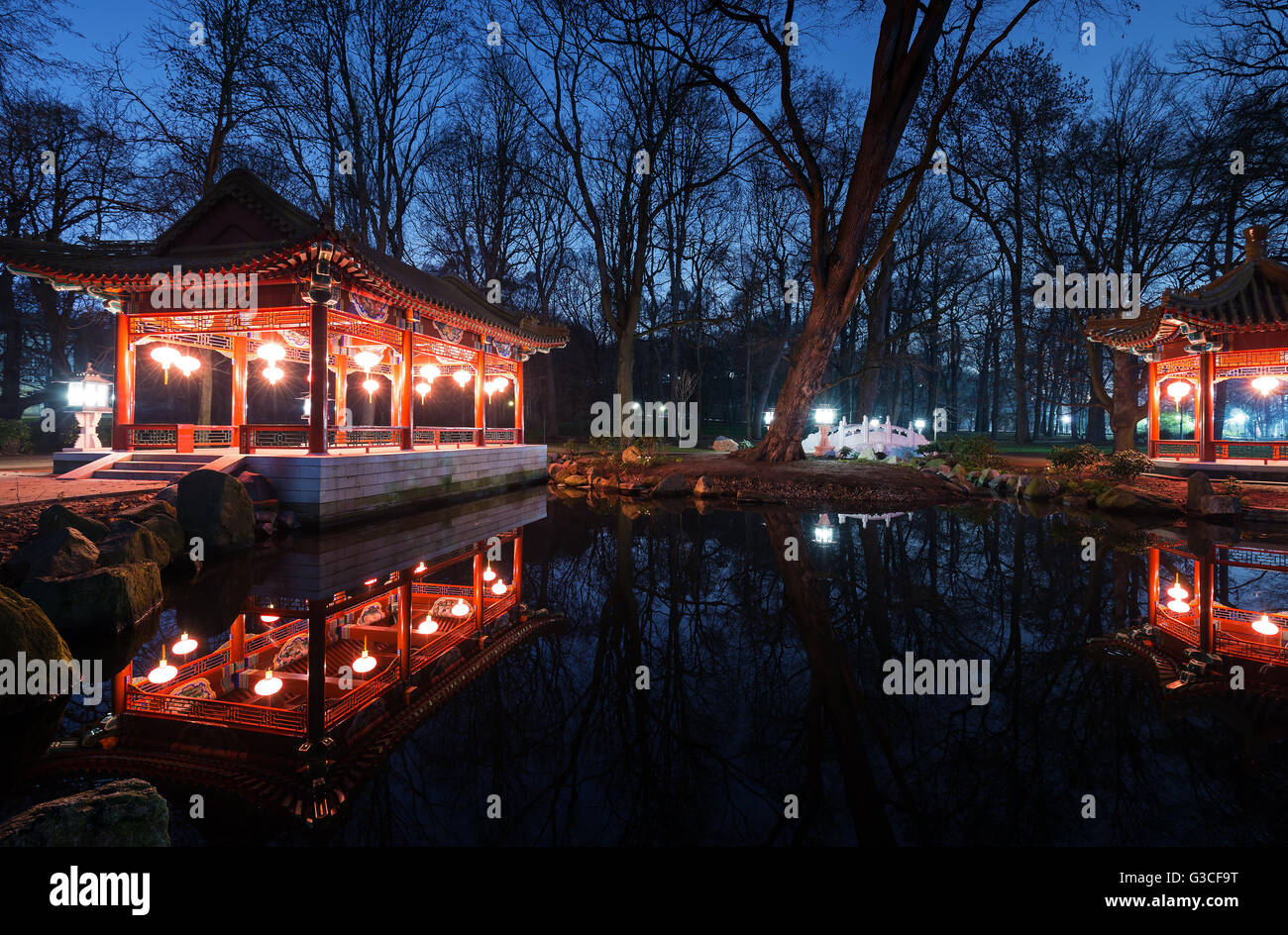 Tradizionali padiglioni Cinesi nel Parco Lazienki a Varsavia di notte Foto Stock