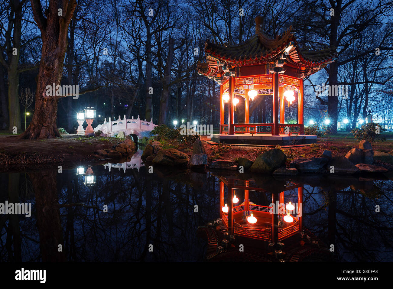 Tradizionali padiglioni Cinesi nel Parco Lazienki a Varsavia di notte Foto Stock