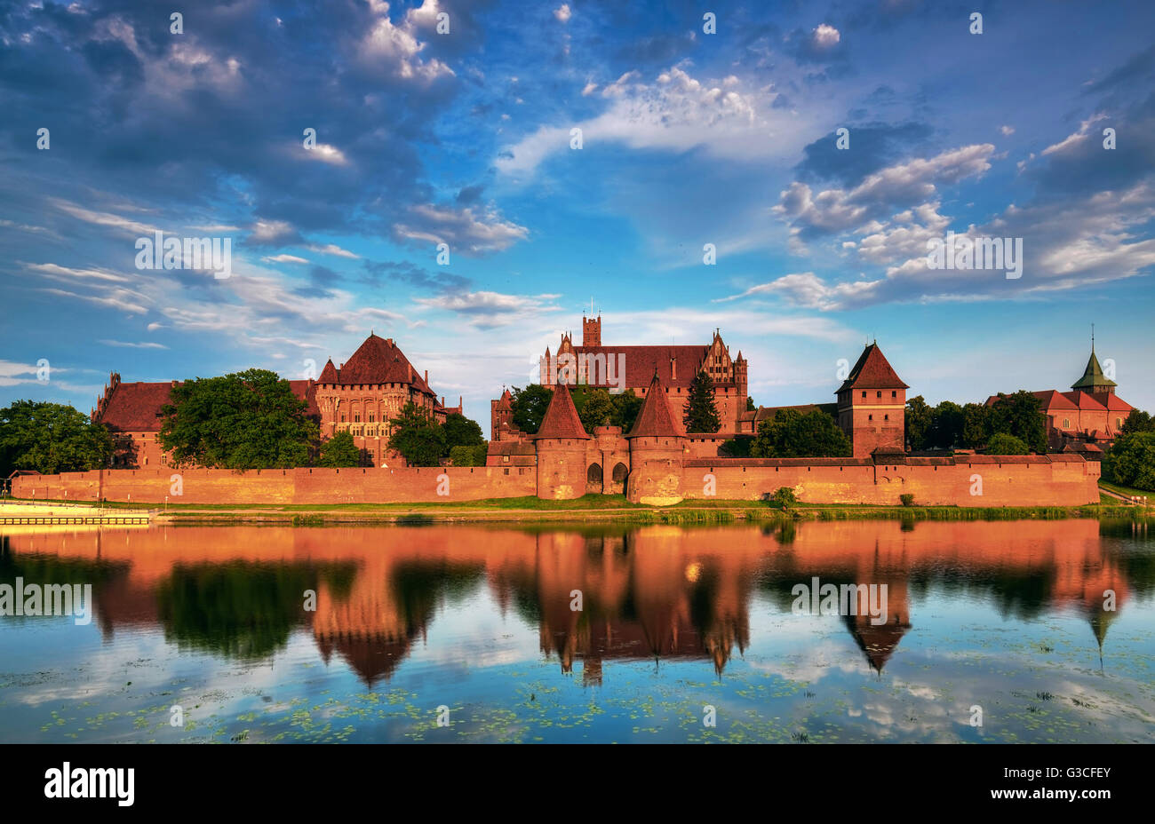 Cavalieri Teutonici nel castello di Malbork in estate. Lista del Patrimonio mondiale UNESCO. HDR-alta gamma dinamica Foto Stock