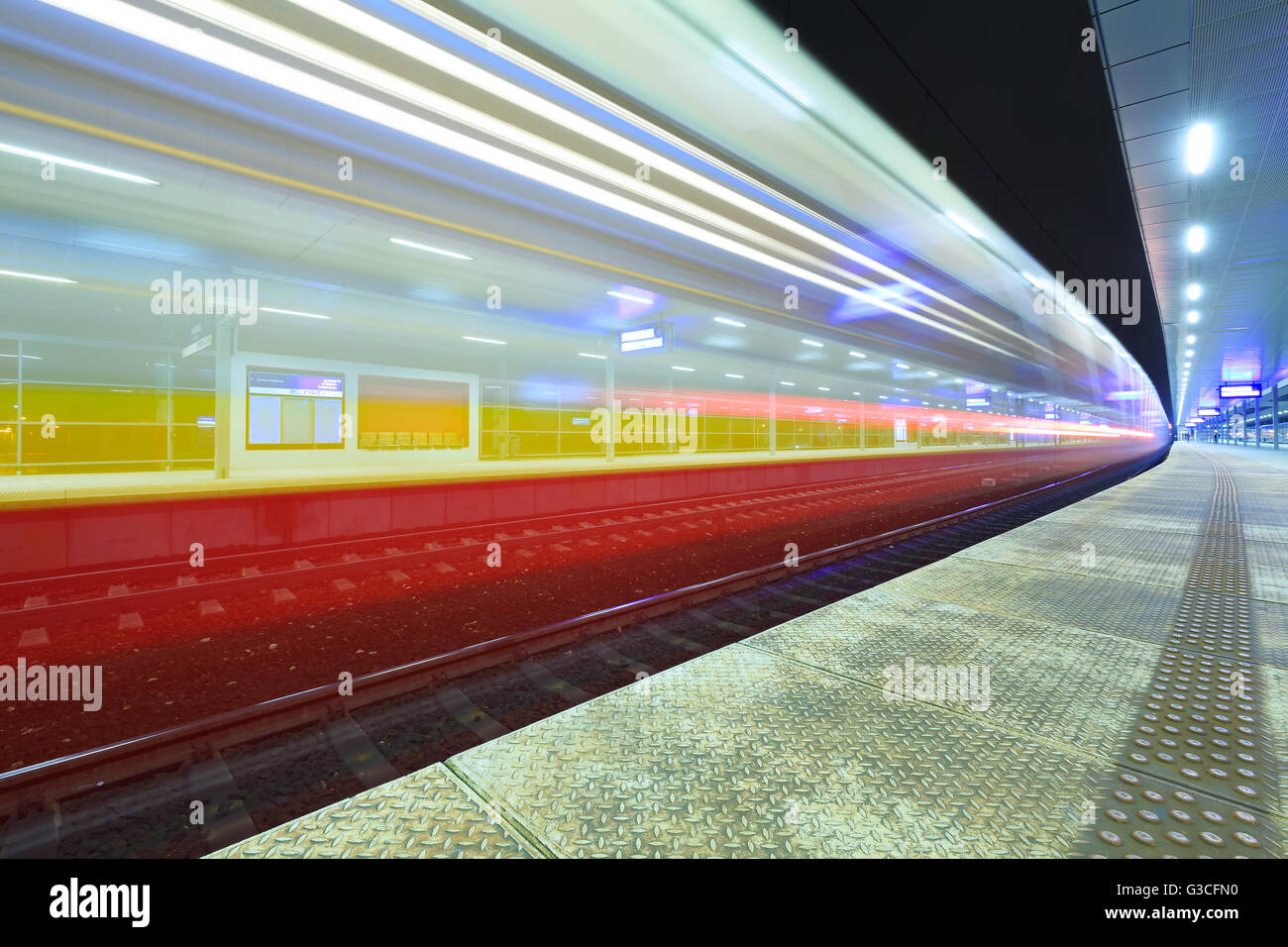 Treno in movimento alla stazione Foto Stock