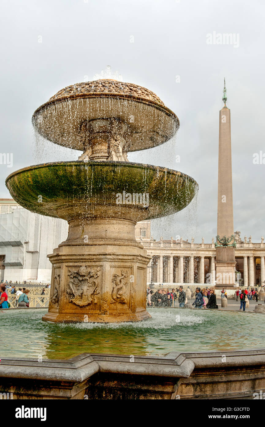 Piazza San Pietro Fontana e obelisco Foto Stock