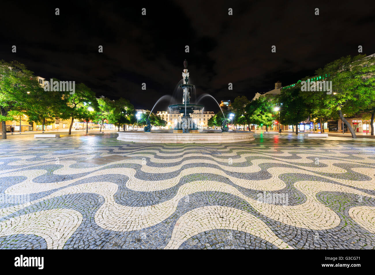 Piazza Pedro IV (Rossio) a Lisbona di notte, Portogallo Foto Stock