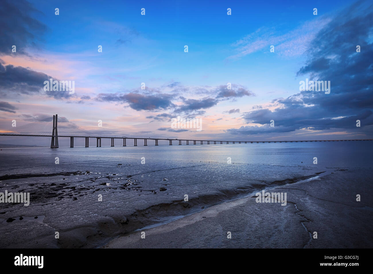 Dal ponte Vasco da Gama a Lisbona. Il più lungo ponte in Europa. HDR - High Dynamic Range Foto Stock