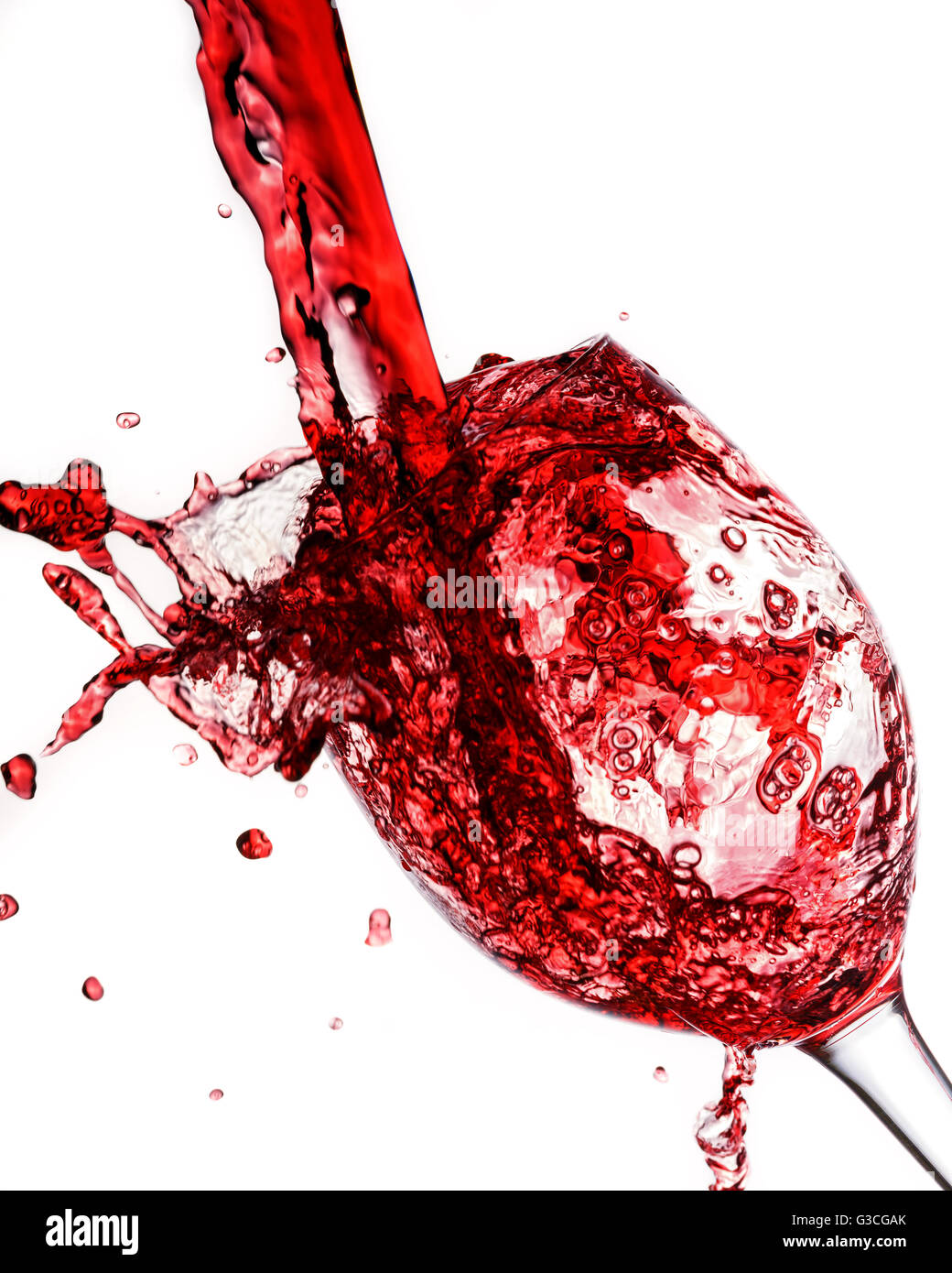 Vino rosso versato in vetro del vino Foto Stock