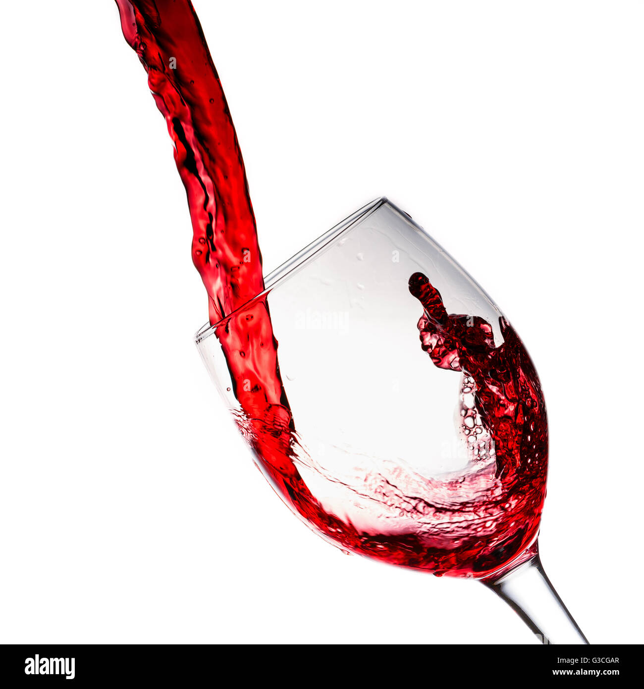 Vino rosso versato in vetro del vino Foto Stock