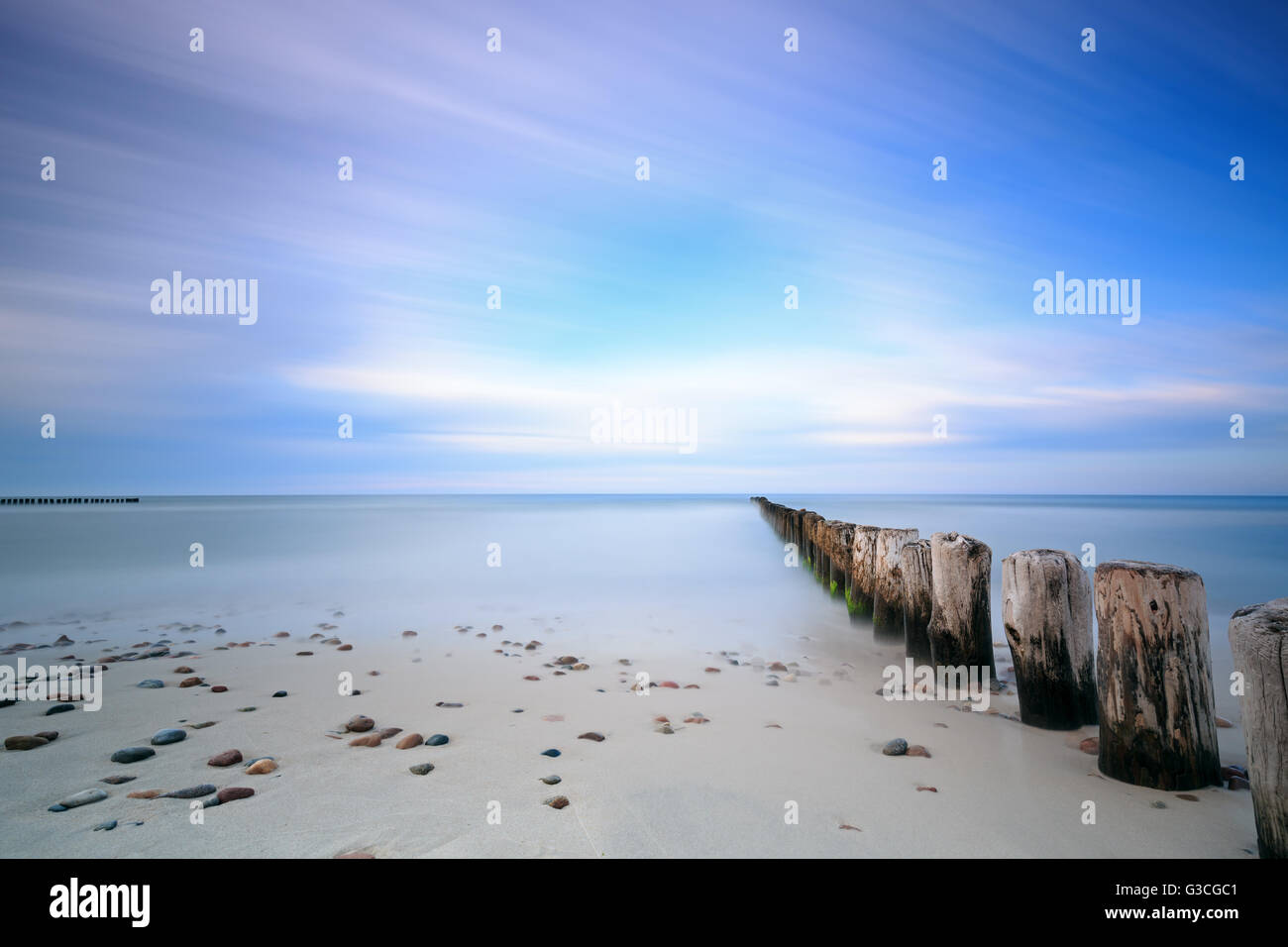 Mar Baltico e frangiflutti. Esposizione lunga Foto Stock